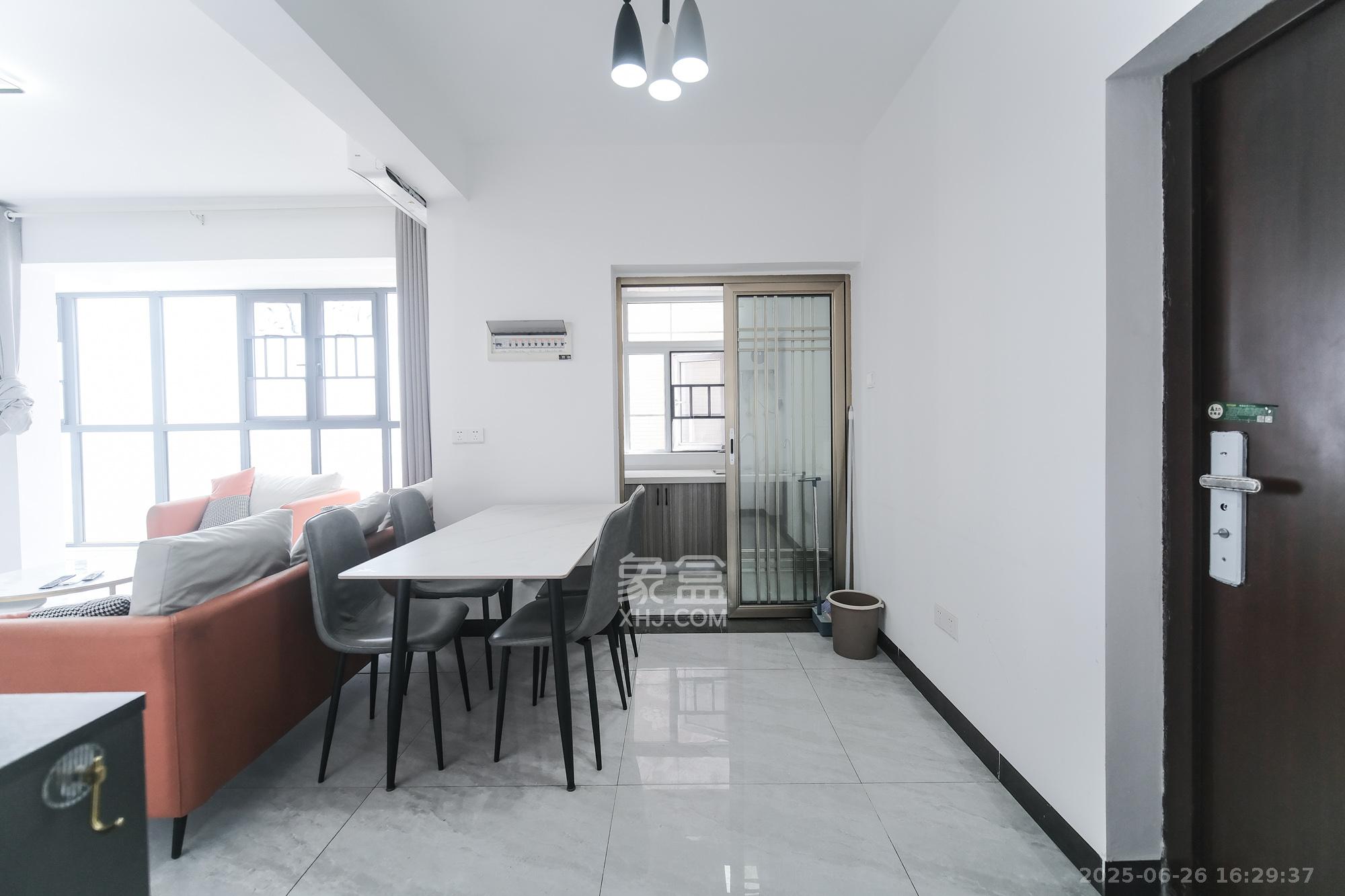 和悦城(蟠龙景苑)  3室2厅2卫    62.0万客厅