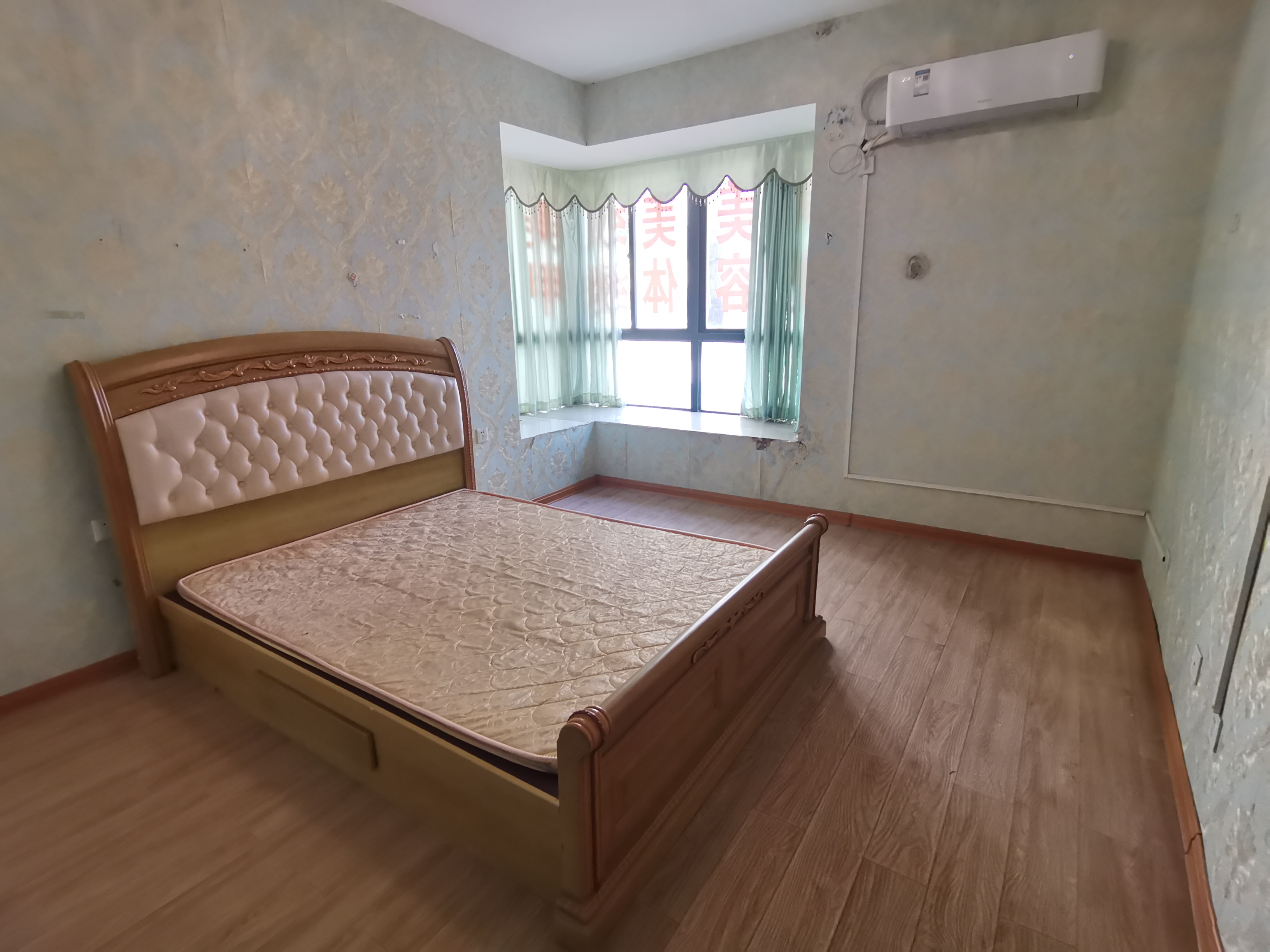 华荣府  3室2厅1卫   2500.00元/月室内图