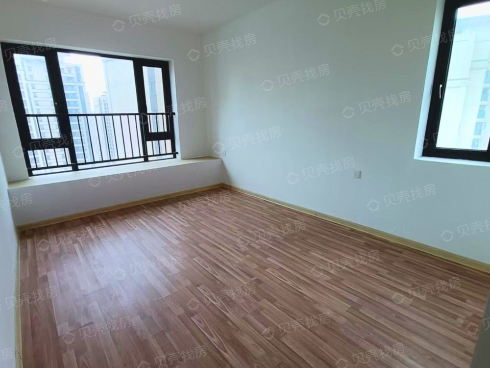 融创海口一号 4室2厅3卫 430.0万 融创海口一号 4室2厅3卫 430.0万客厅