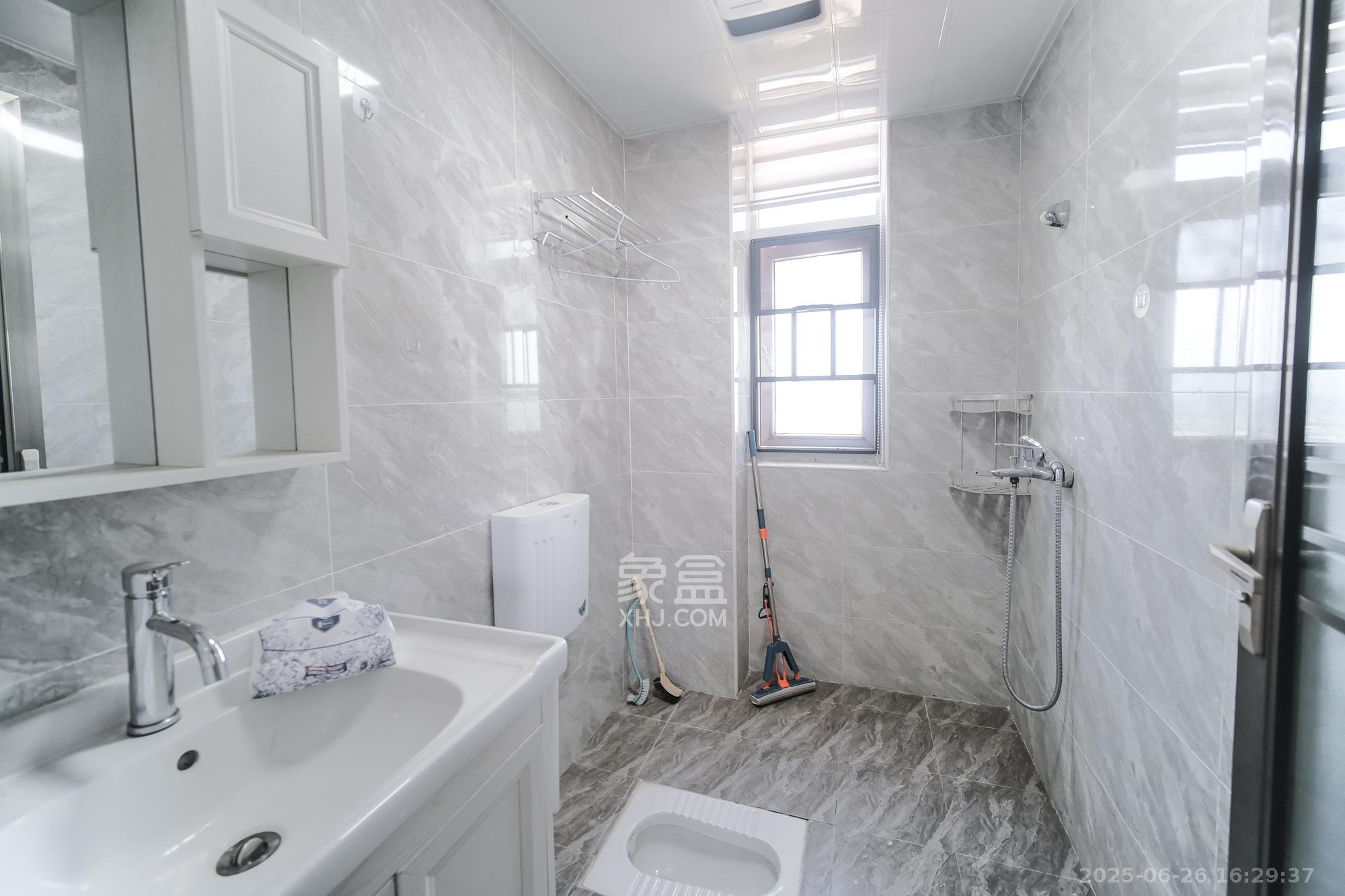 和悦城(蟠龙景苑)  3室2厅2卫    62.0万卫生间