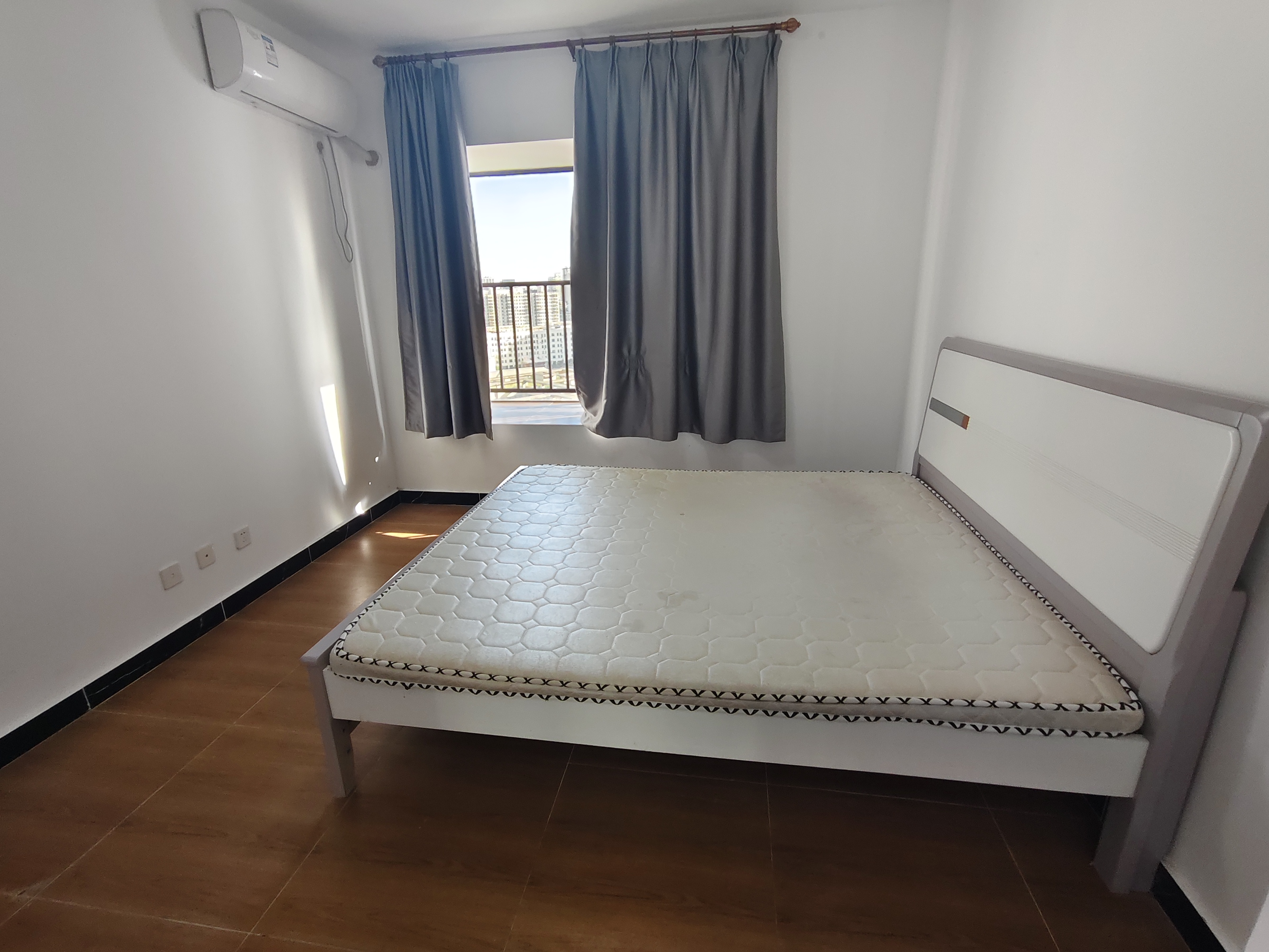 坡博家园五区  5室2厅2卫   3100.00元/月室内图