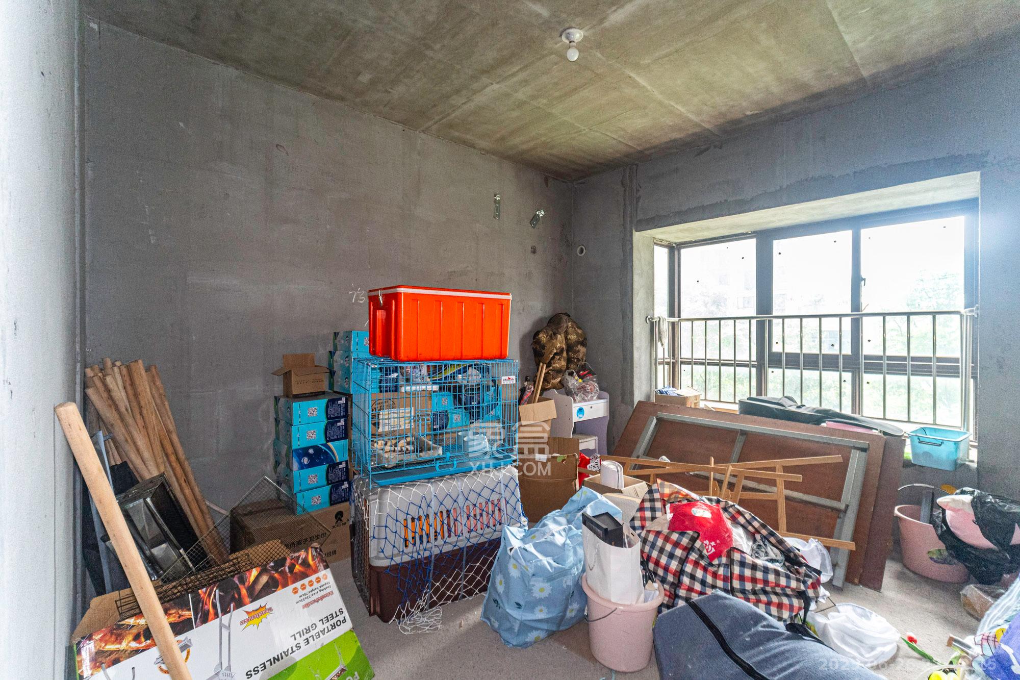 东方美地  3室2厅2卫   75.00万卧室