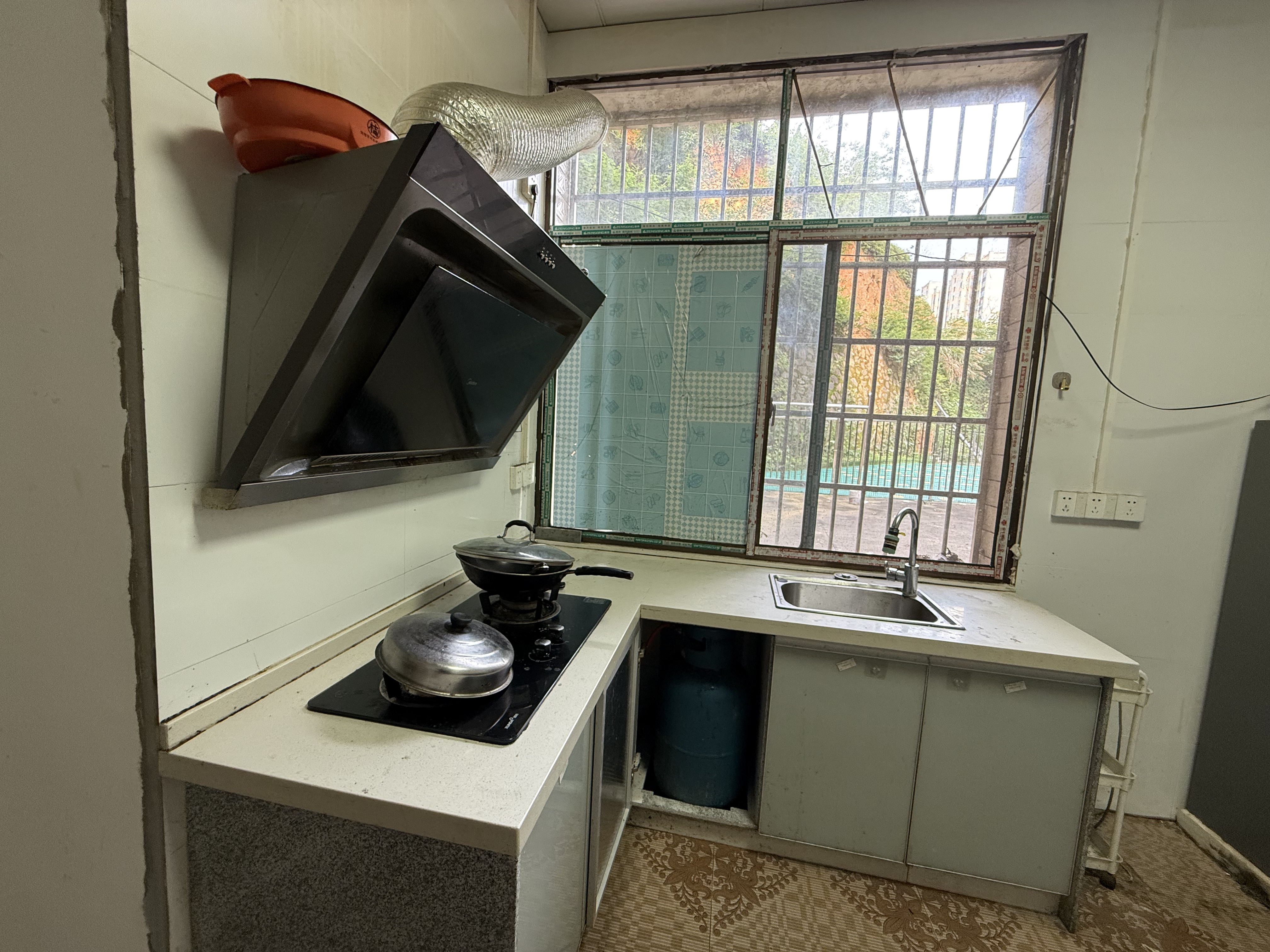 溪谷新村 1室1厅1卫 700.0元/月 溪谷新村 1室1厅1卫 700.0元/月室内图