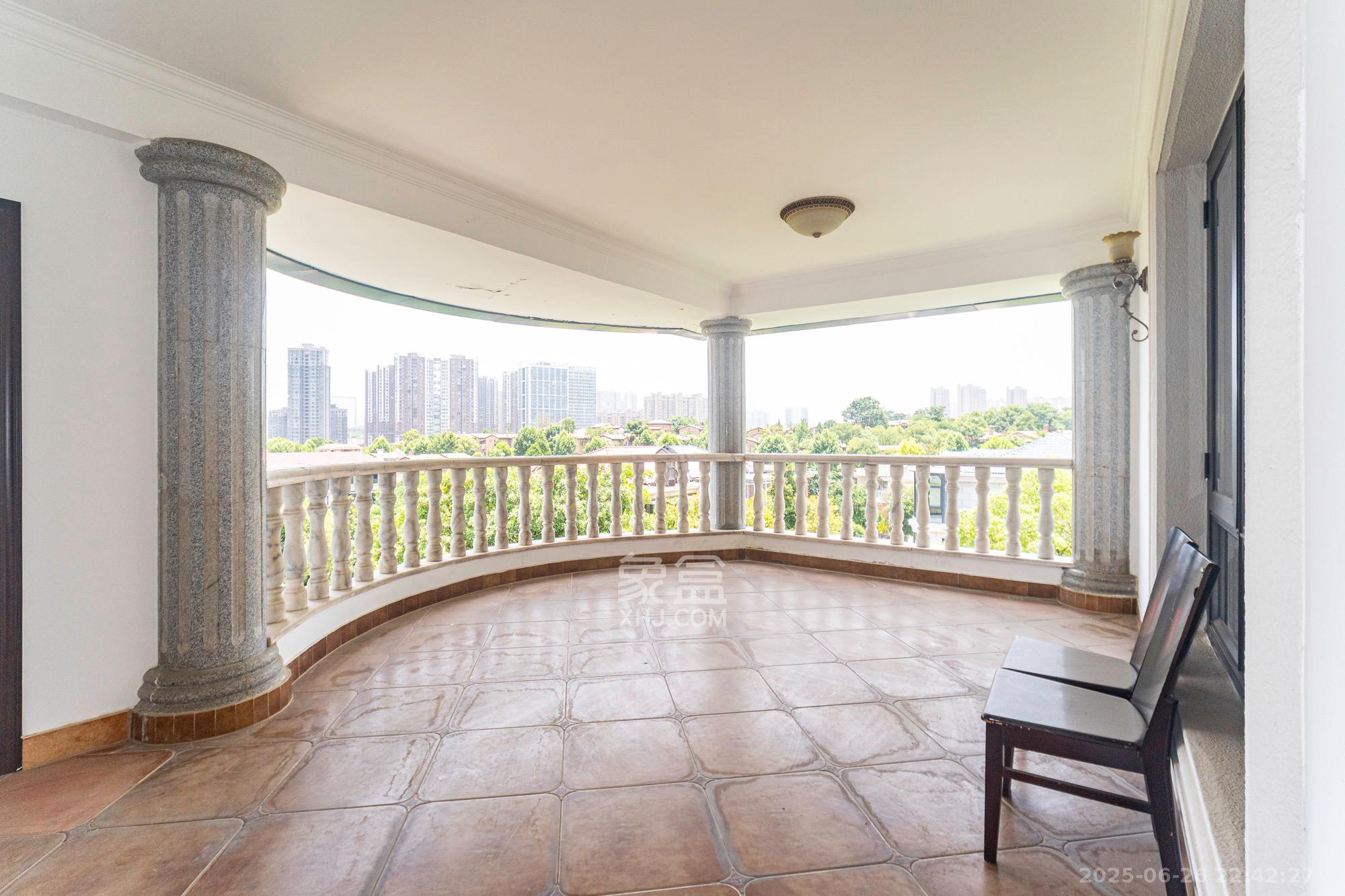 湘龙家园  6室3厅4卫    1048.0万 湘龙家园  6室3厅4卫    1048.0万阳台