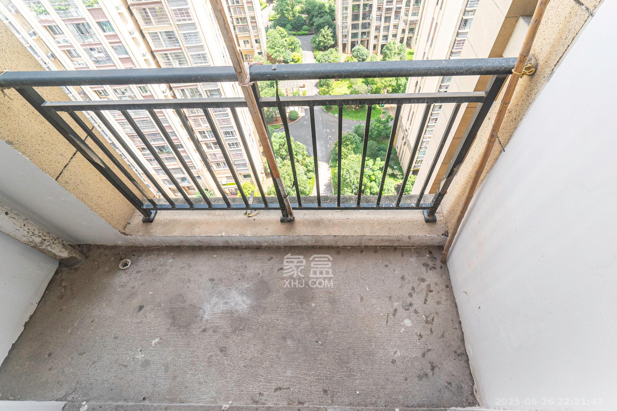 东方美地  4室2厅2卫   75.00万阳台
