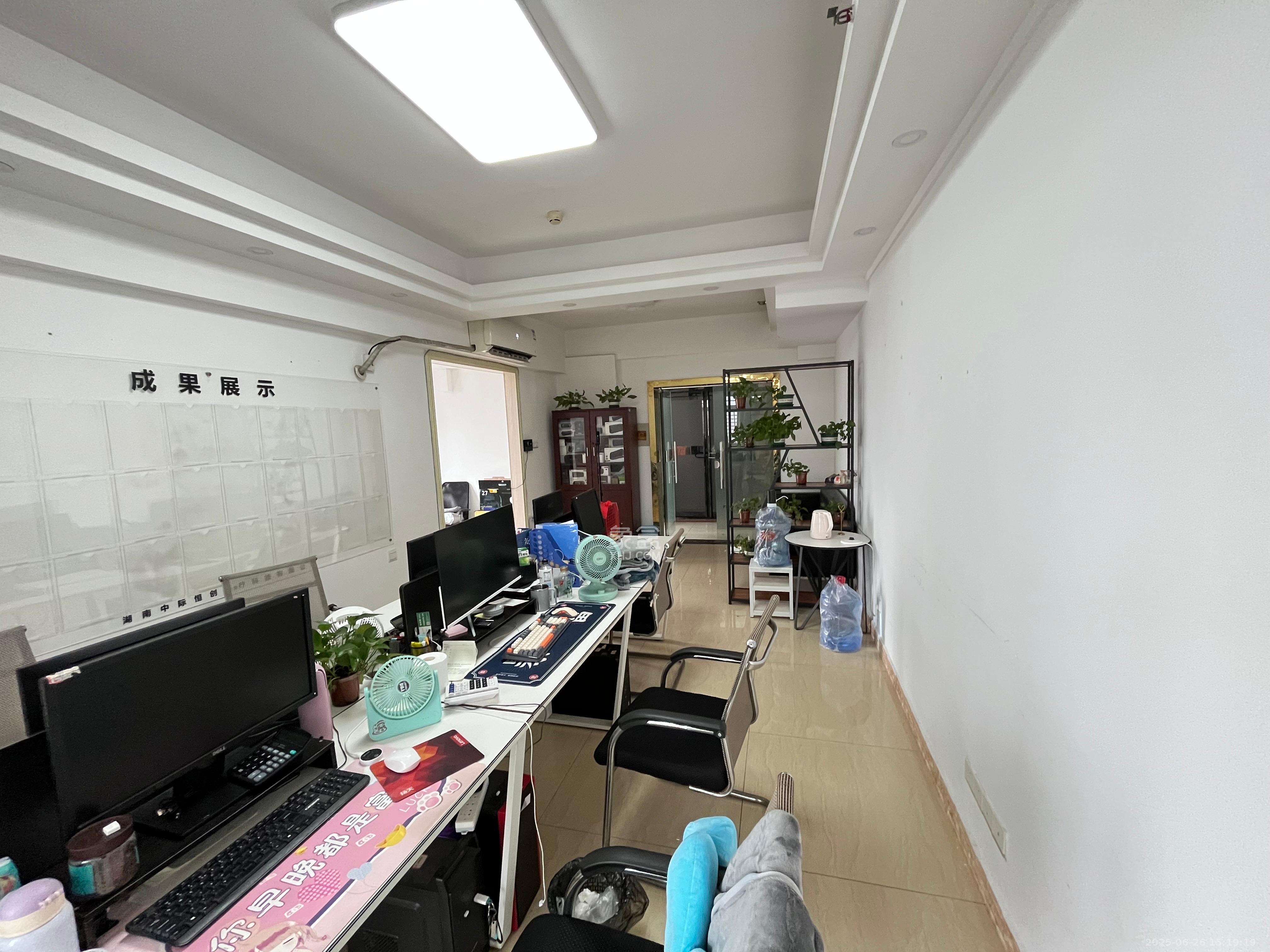 奥克斯广场  1室1厅1卫   2600.00元/月室内图
