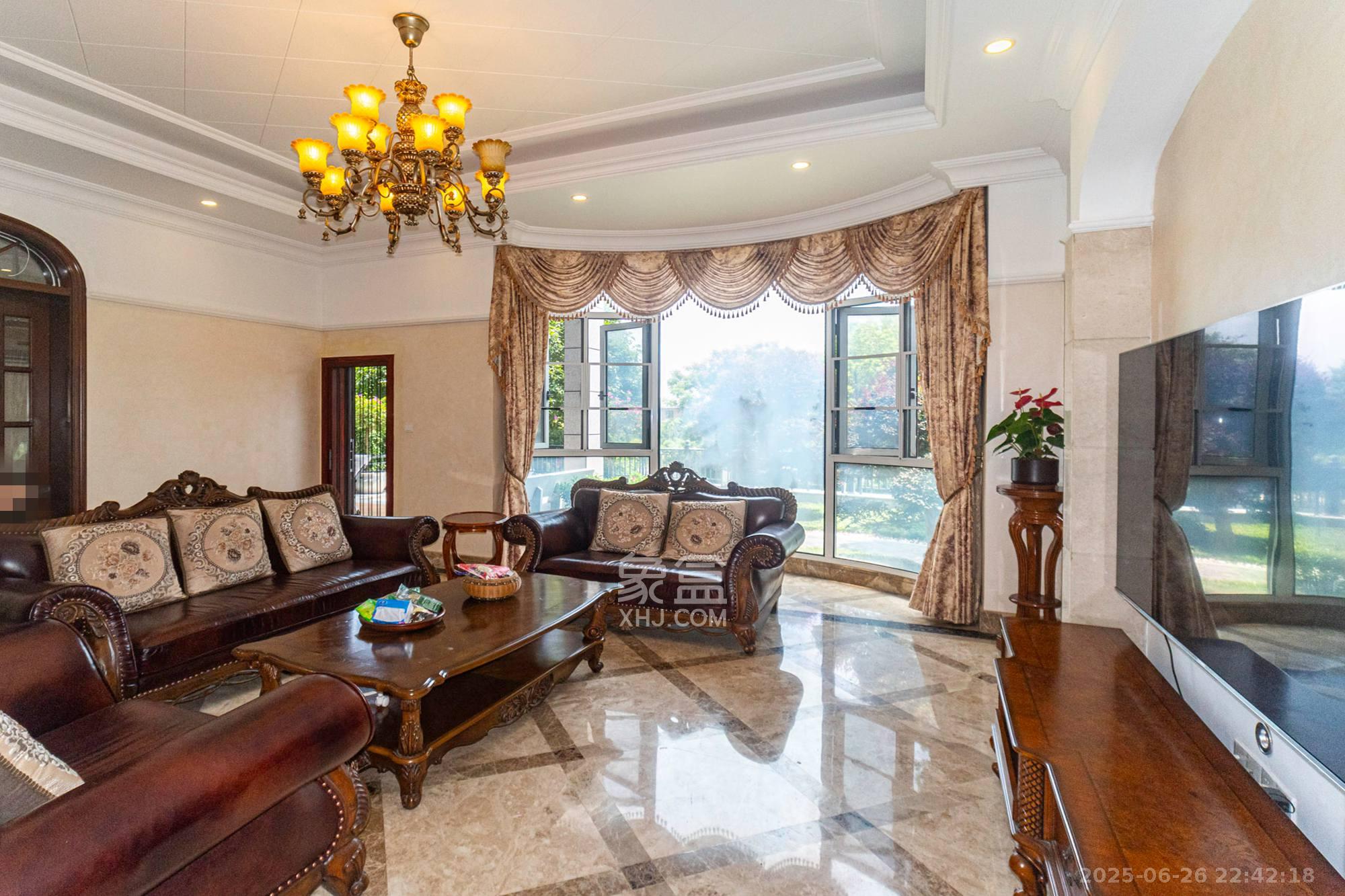 湘龙家园  6室3厅4卫    1048.0万 湘龙家园  6室3厅4卫    1048.0万客厅