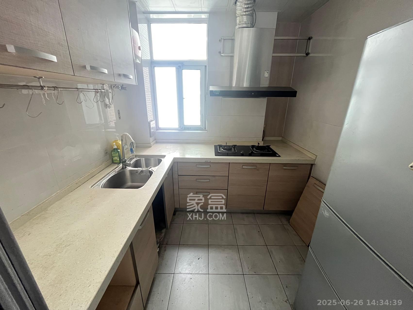 嘉盛华庭(一期、二期、三期)  3室2厅1卫    2300.0元/月 嘉盛华庭(一期、二期、三期)  3室2厅1卫    2300.0元/月室内图