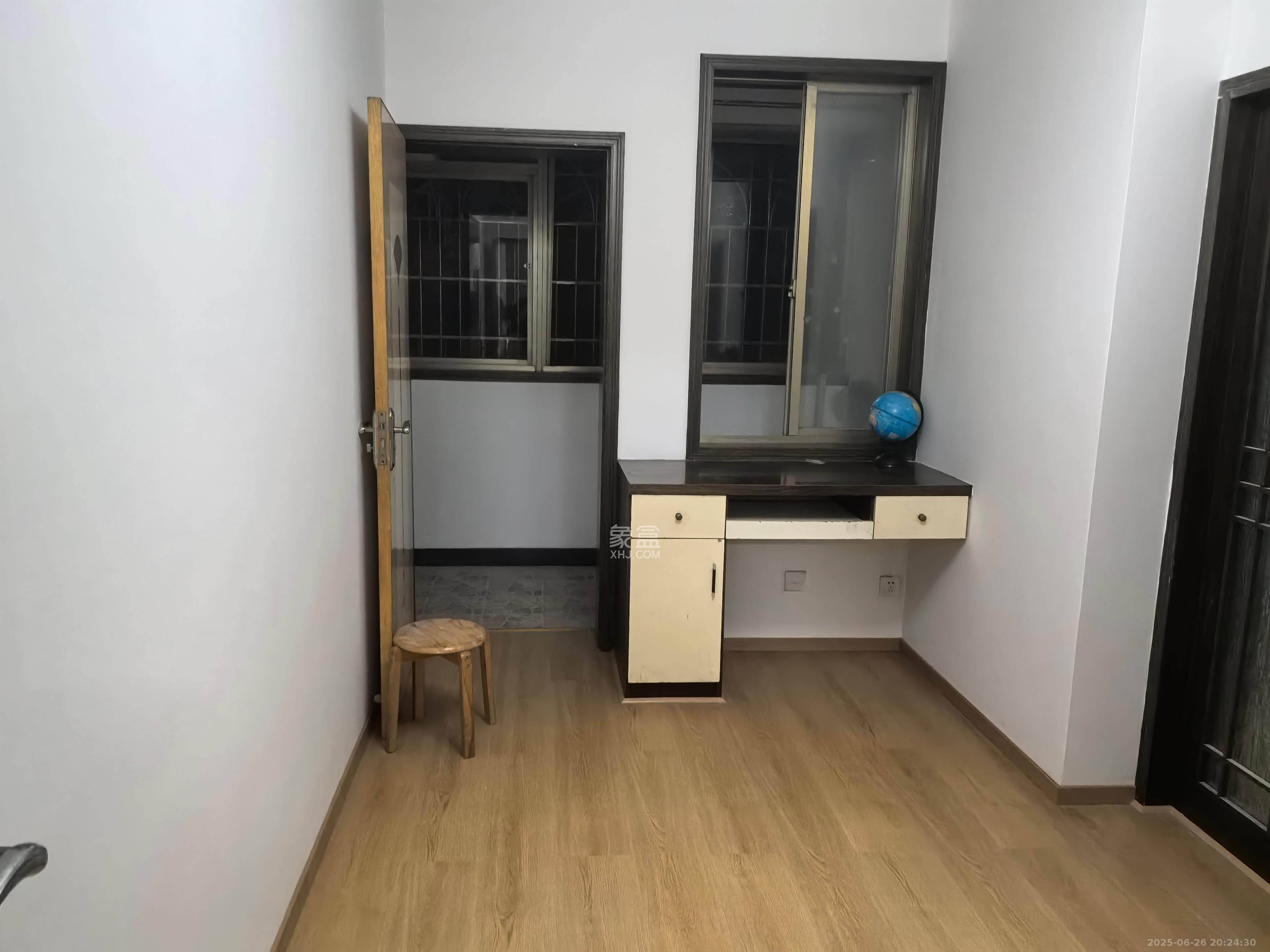 友谊社区（建湘瓷厂住宅小区）  3室2厅2卫   1800.00元/月室内图
