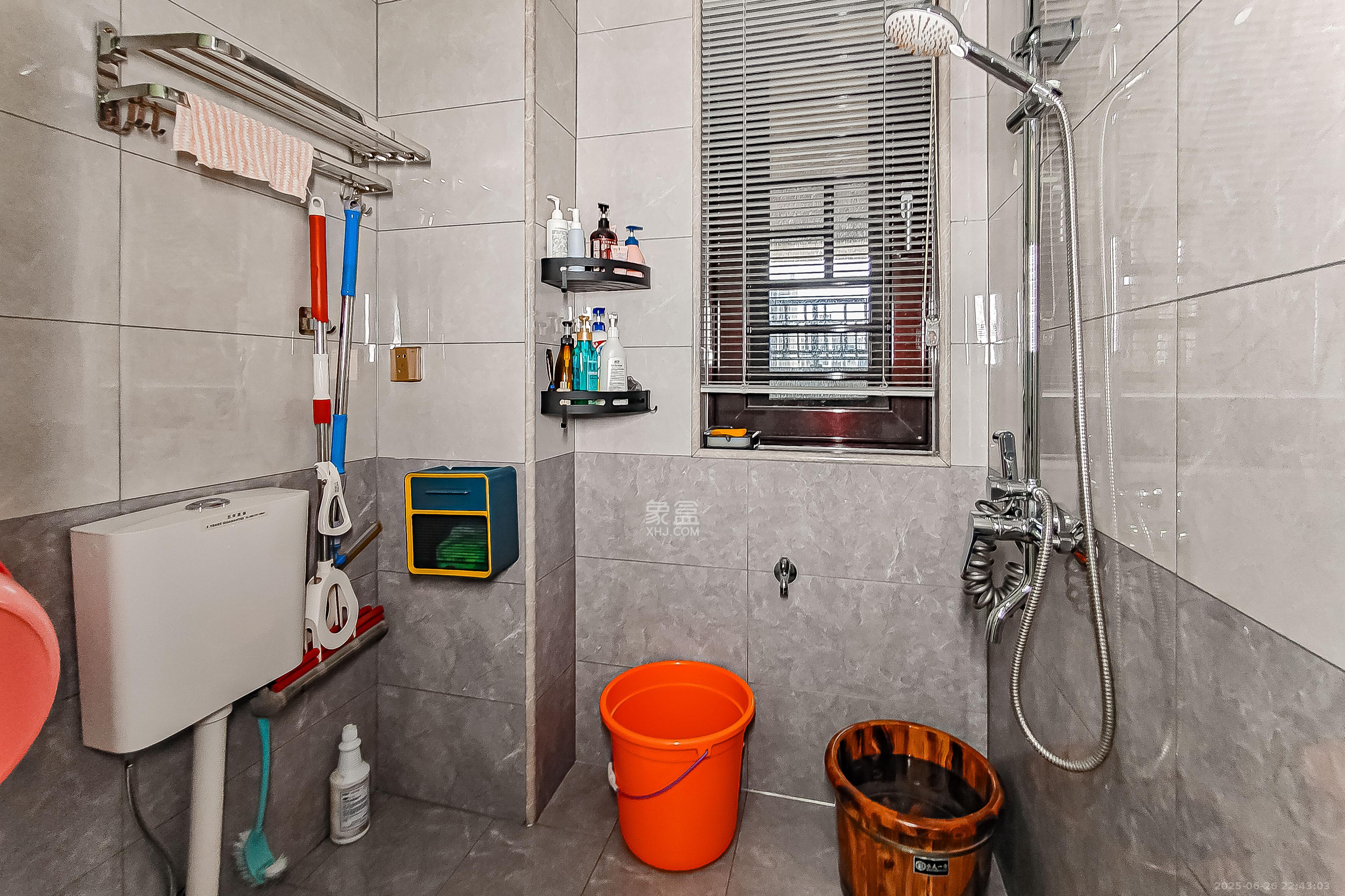 华润置地广场二期  3室2厅2卫    89.8万 华润置地广场二期  3室2厅2卫    89.8万卫生间