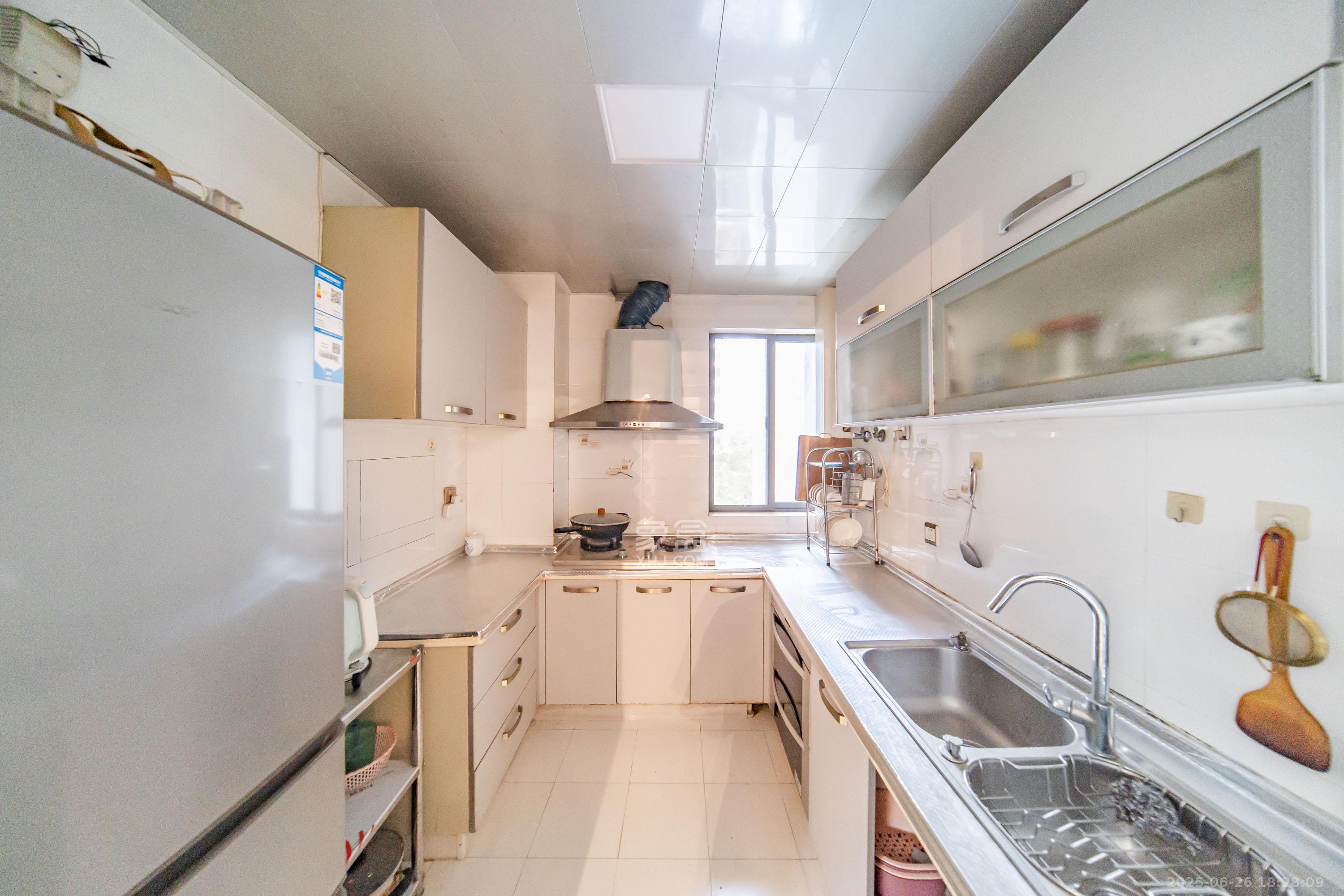 阳光100一期、四五期  4室2厅2卫    103.8万 阳光100一期、四五期  4室2厅2卫    103.8万厨房