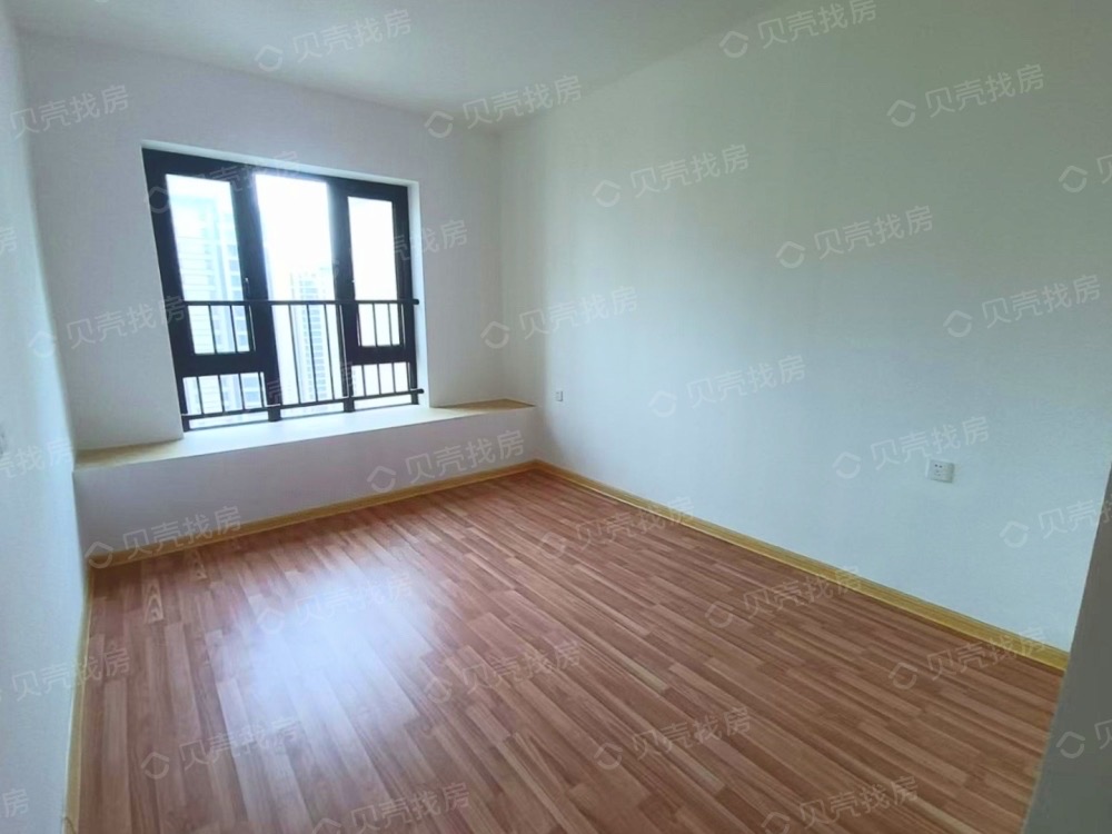 融创海口一号 4室2厅3卫 430.0万 融创海口一号 4室2厅3卫 430.0万客厅