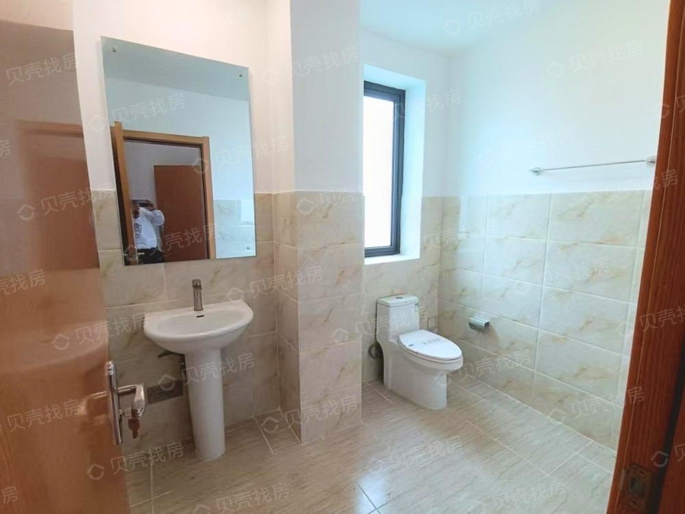 融创海口一号 4室2厅3卫 430.0万 融创海口一号 4室2厅3卫 430.0万客厅