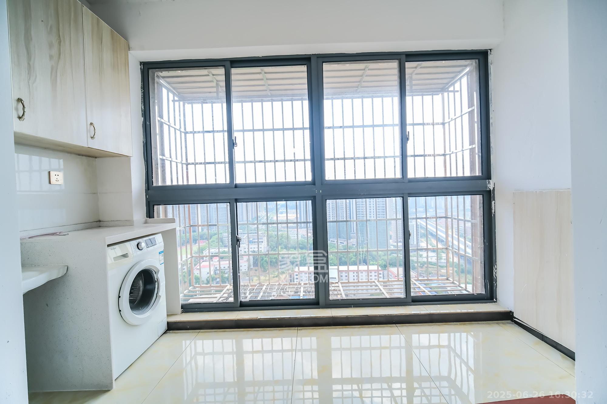 月亮湾草莓街区一、二期  3室2厅1卫    49.8万 月亮湾草莓街区一、二期  3室2厅1卫    49.8万阳台