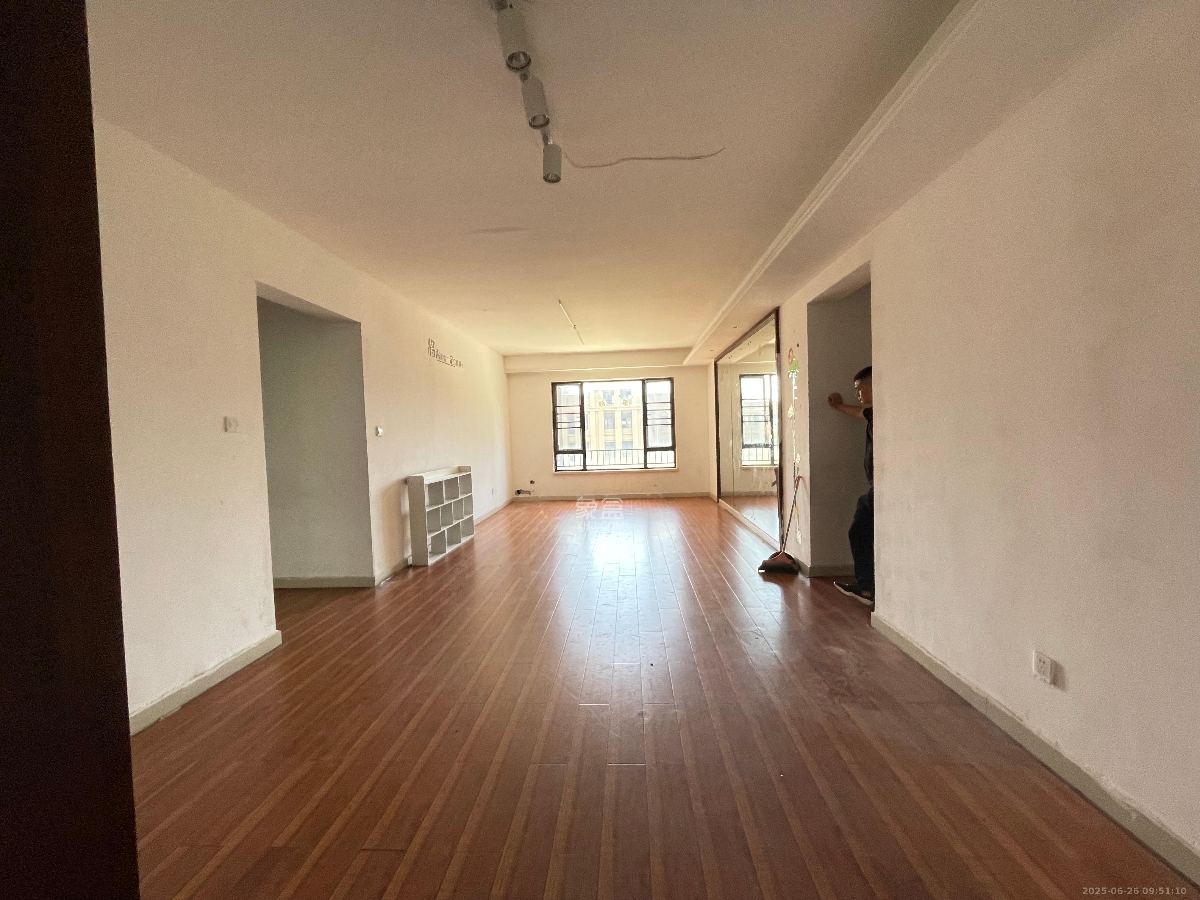 中海国际三期  4室2厅2卫    3000.0元/月 中海国际三期  4室2厅2卫    3000.0元/月室内图1