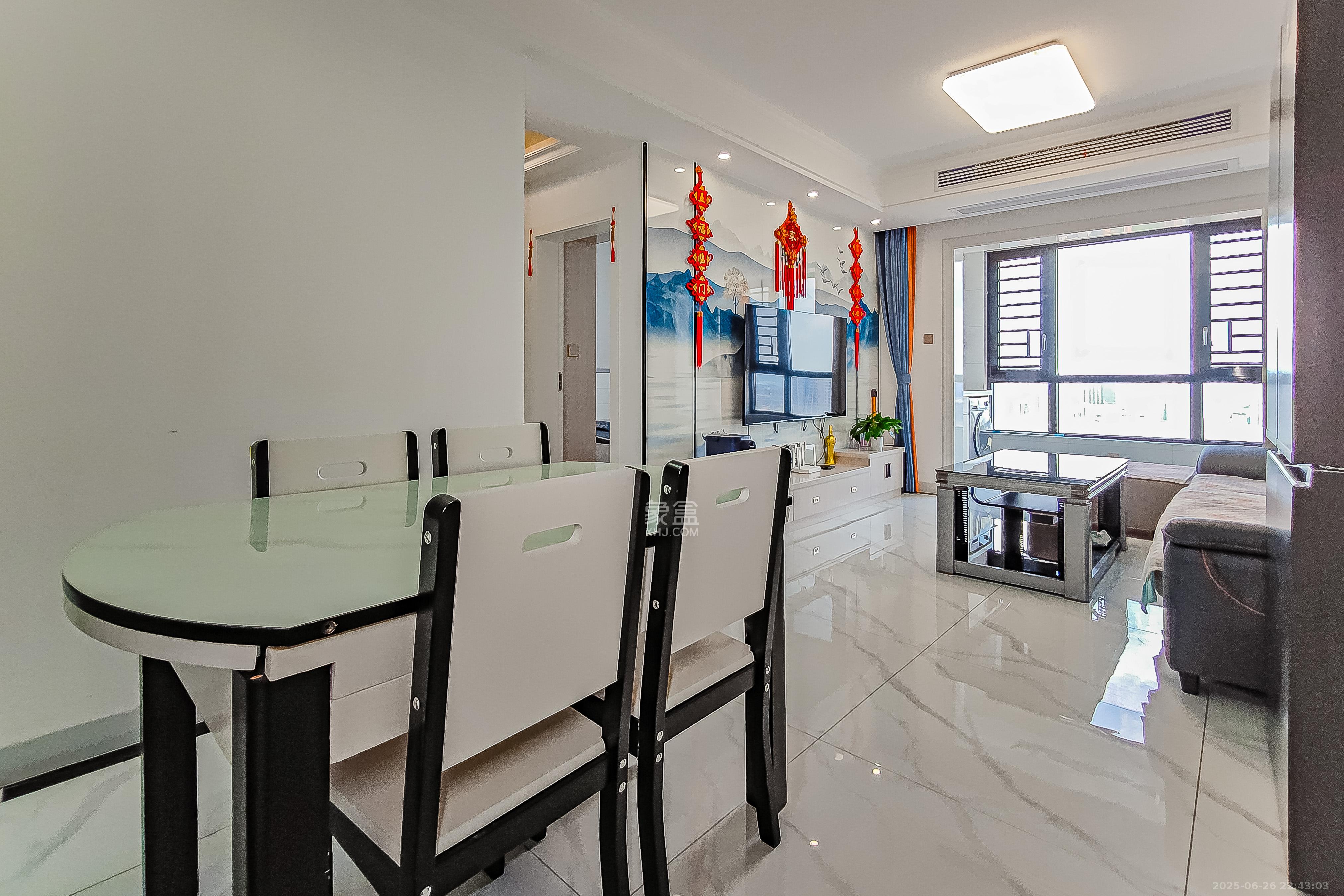 华润置地广场二期  3室2厅2卫    89.8万客厅