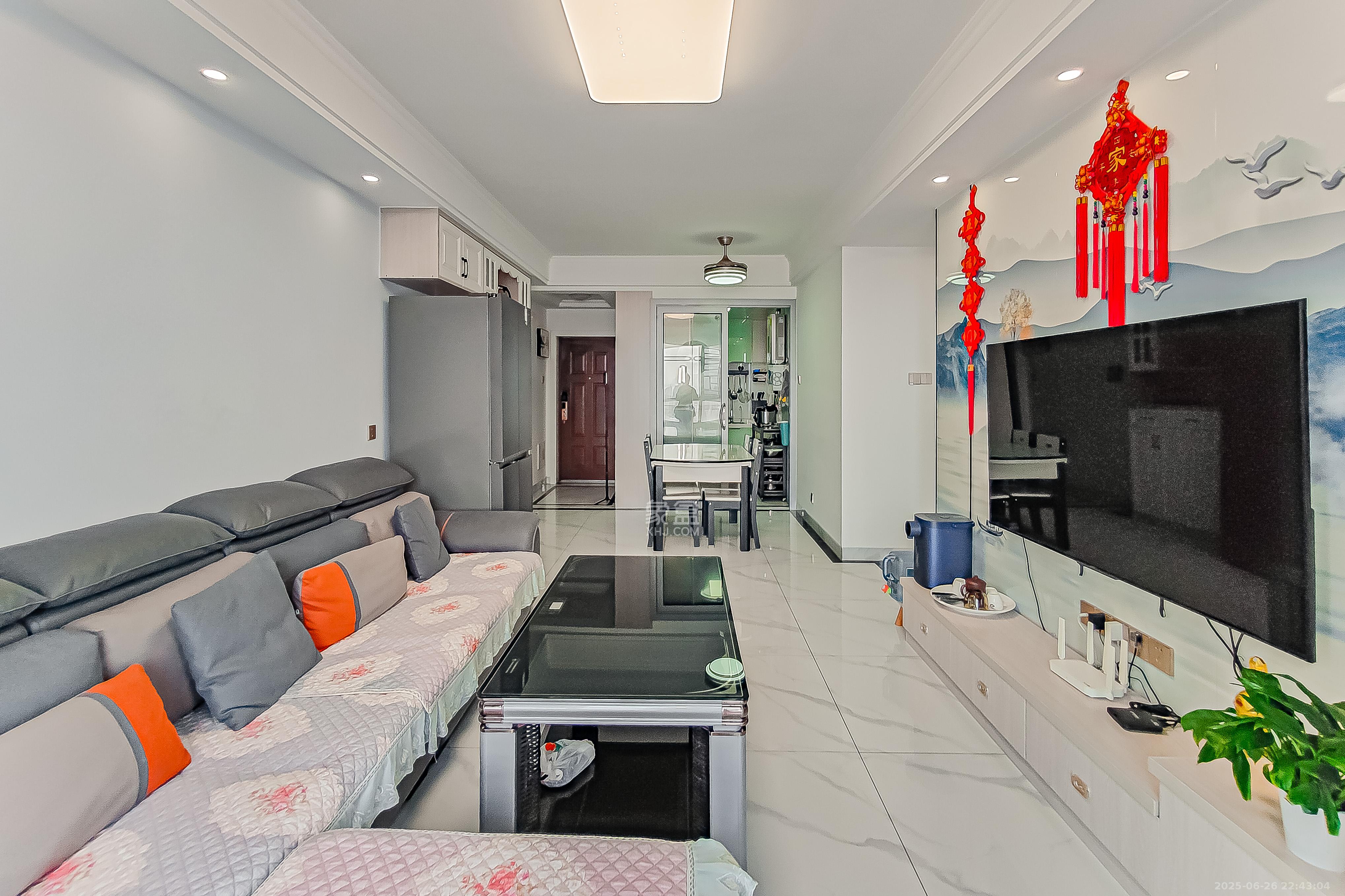 华润置地广场二期  3室2厅2卫    89.8万客厅