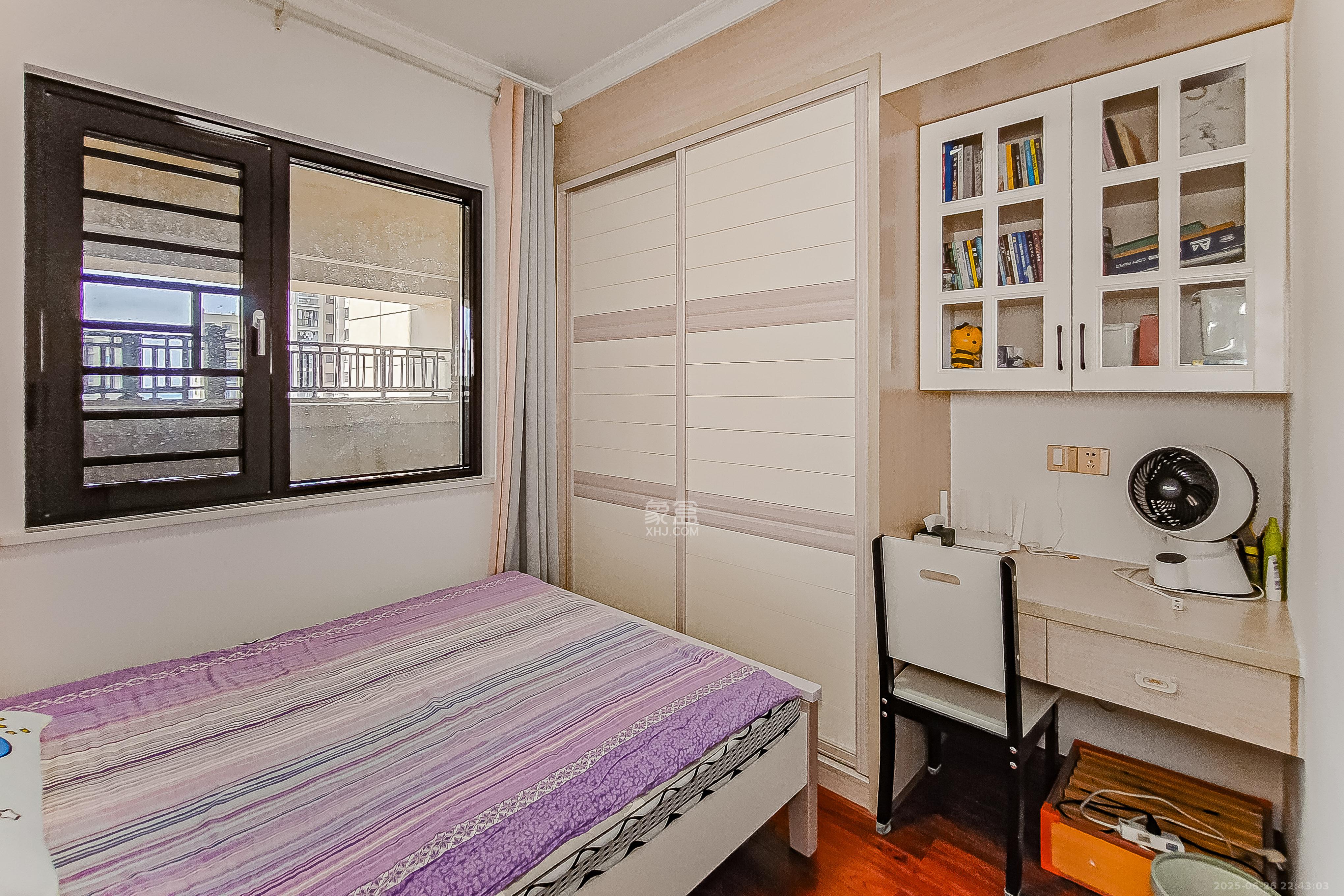 华润置地广场二期  3室2厅2卫    89.8万卧室