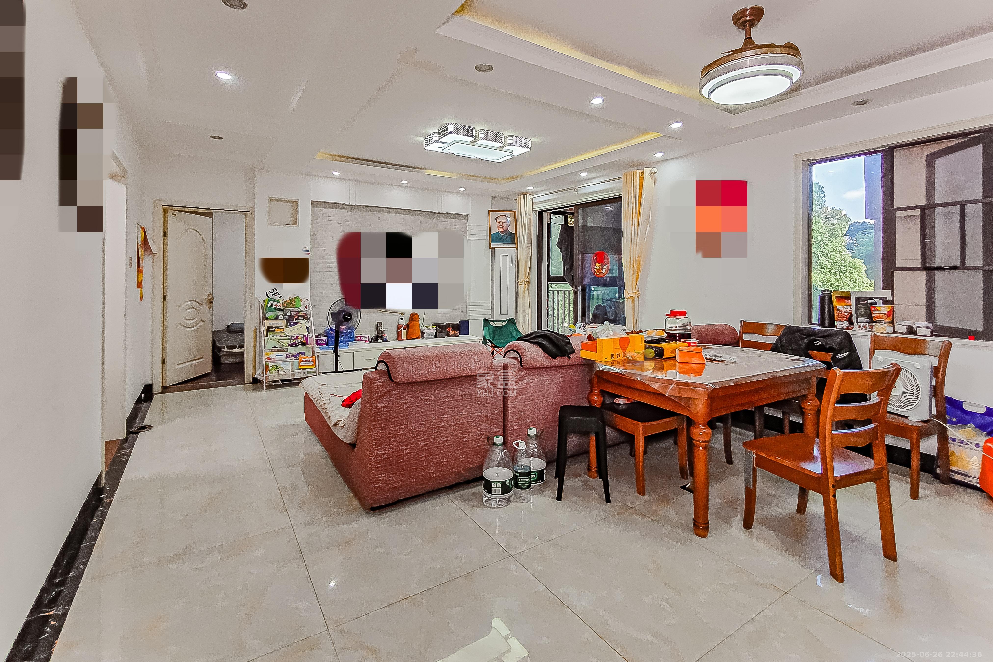 华润置地广场一期 3室2厅2卫 82.2万 华润置地广场一期 3室2厅2卫 82.2万客厅