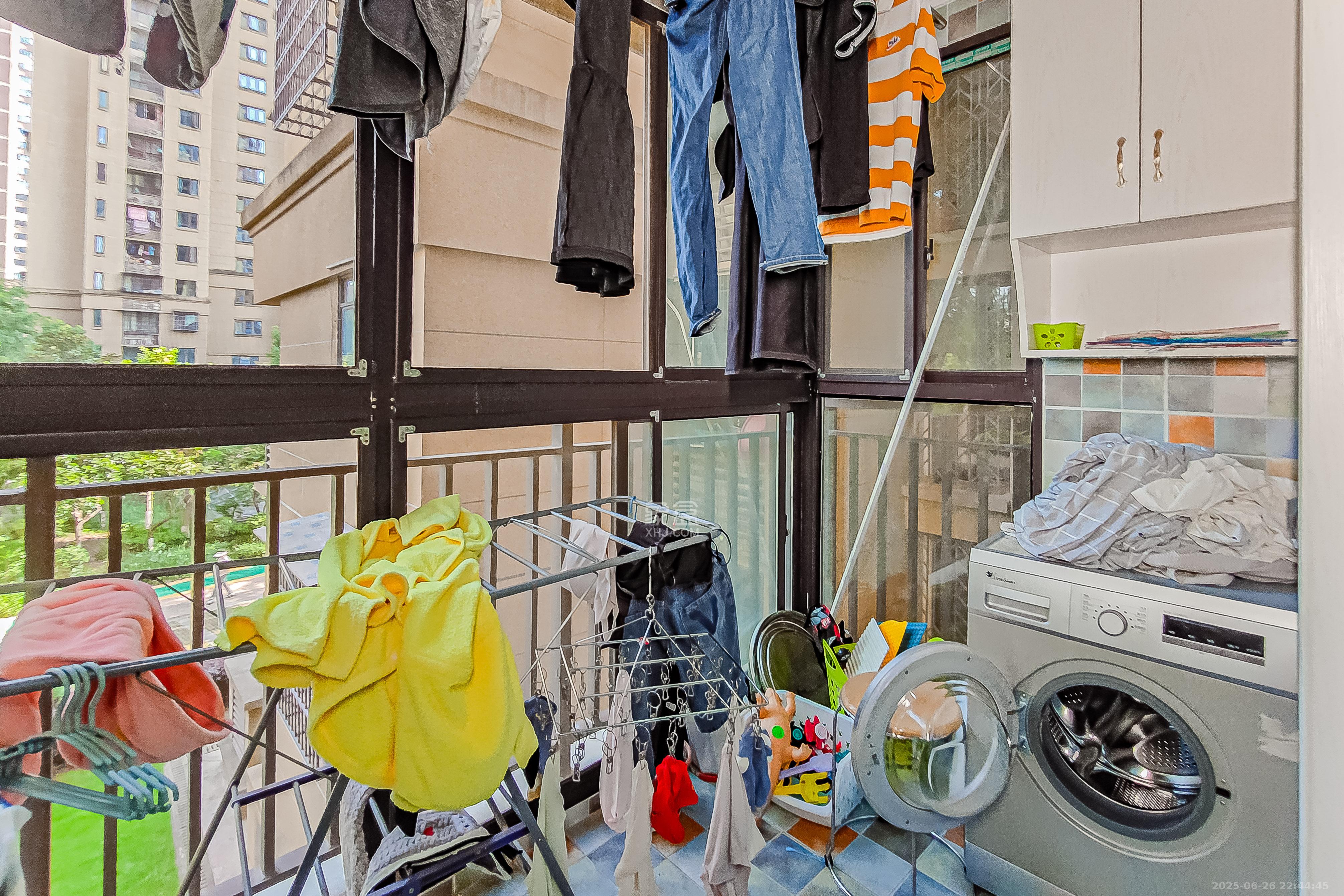 华润置地广场一期 3室2厅2卫 82.2万 华润置地广场一期 3室2厅2卫 82.2万阳台