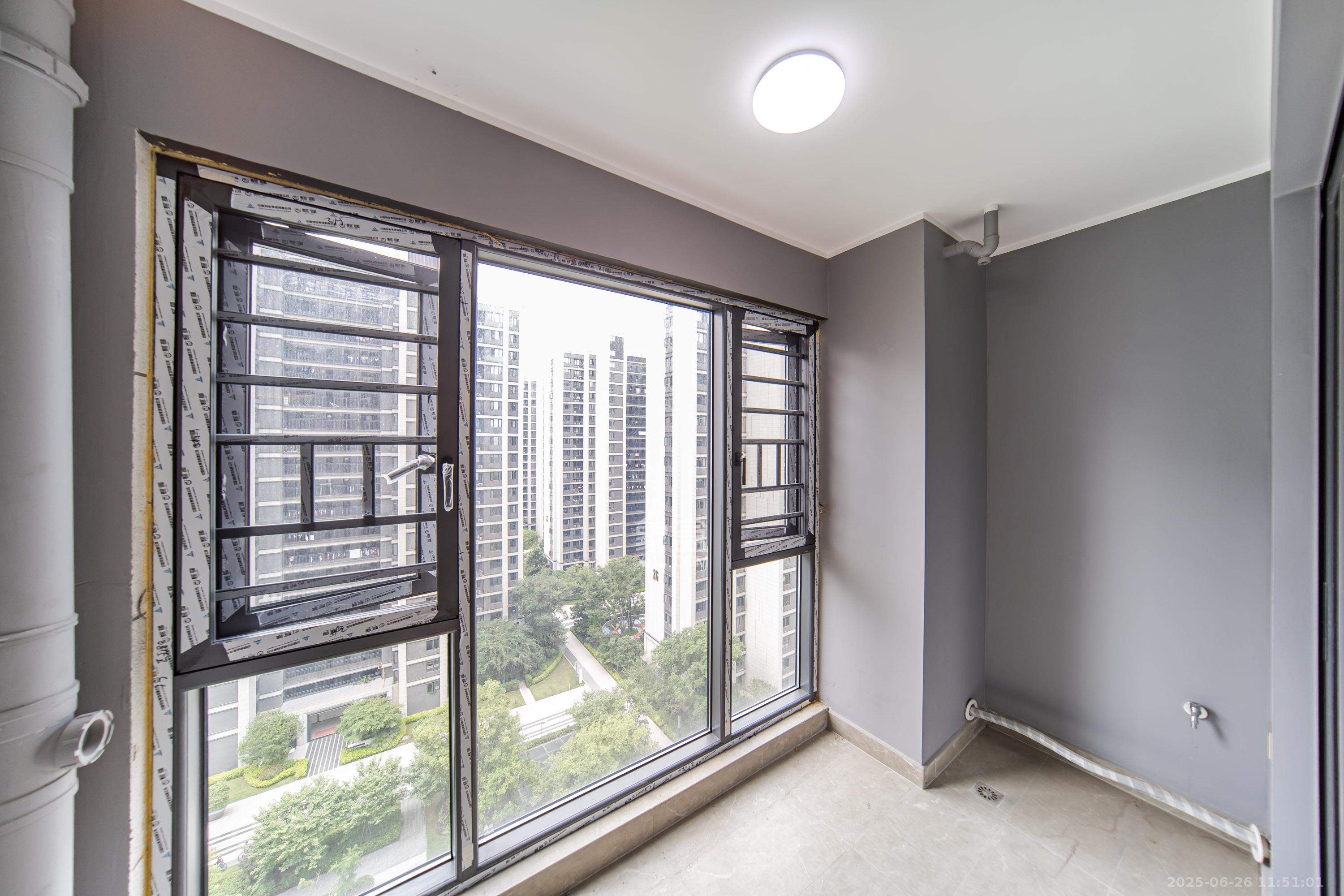 中海阅麓山二期 3室2厅2卫 150.0万 中海阅麓山二期 3室2厅2卫 150.0万阳台