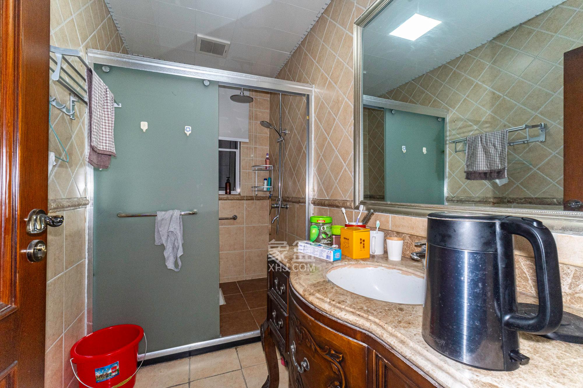 湘龙家园  6室3厅4卫    1048.0万 湘龙家园  6室3厅4卫    1048.0万卫生间