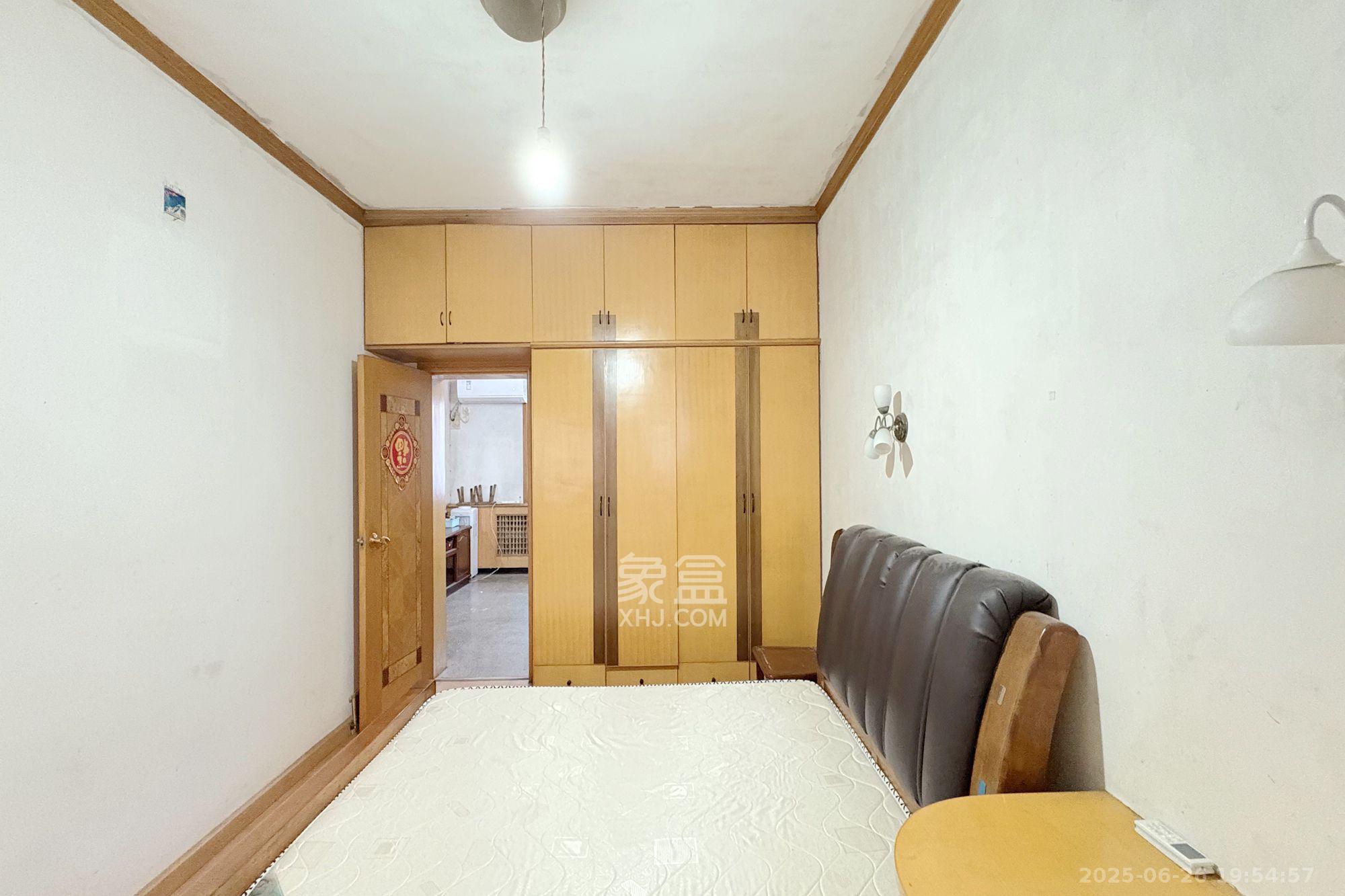文艺新村  3室1厅1卫   2500.00元/月室内图