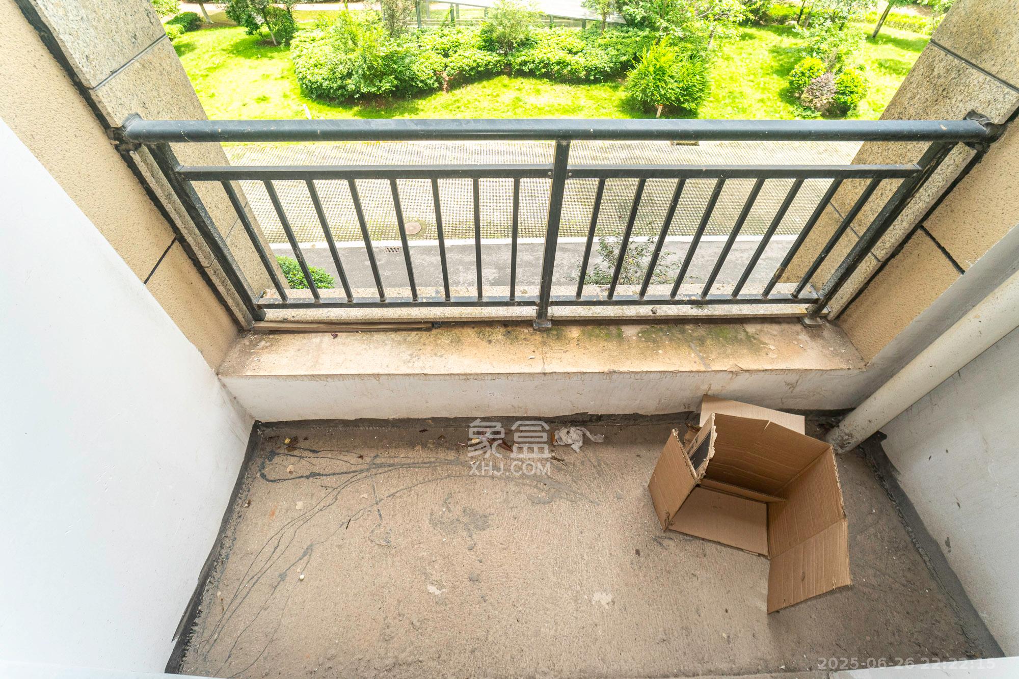 东方美地  3室2厅2卫   75.00万阳台