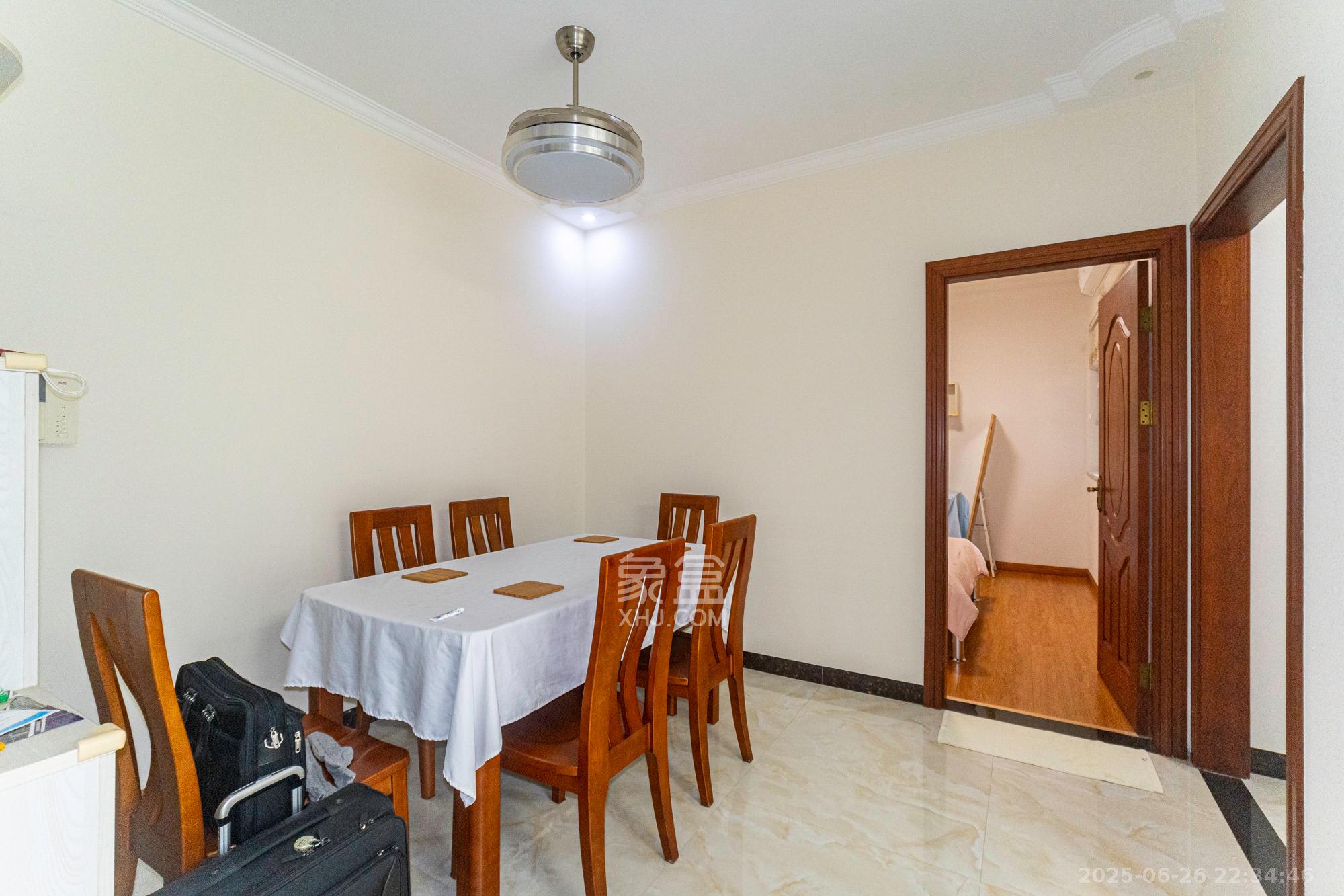 蓝山郡 3室2厅2卫 91.8万 蓝山郡 3室2厅2卫 91.8万客厅