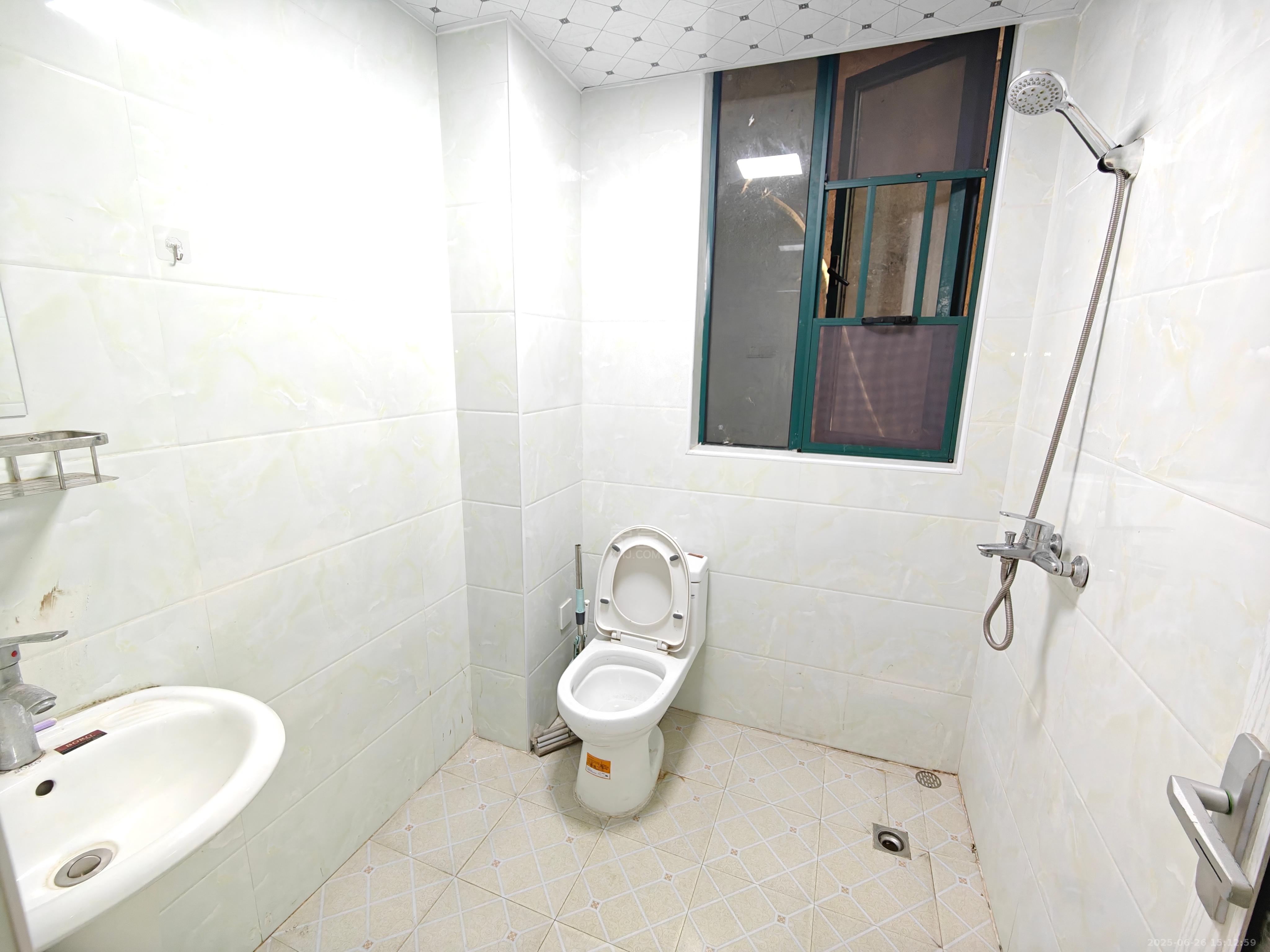 湖景名城  3室2厅2卫   1600.00元/月室内图