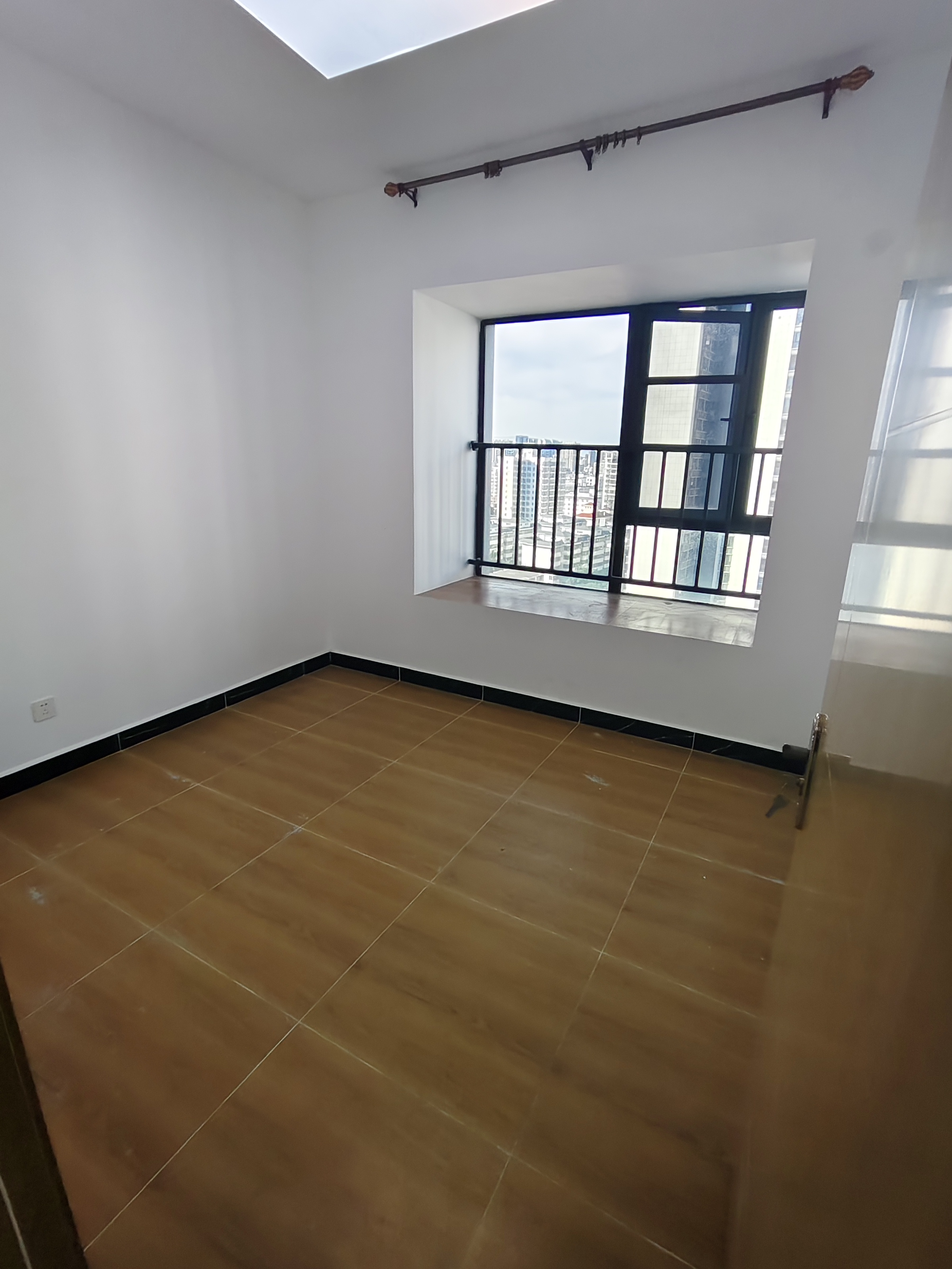 坡博家园五区  5室2厅2卫   3100.00元/月室内图