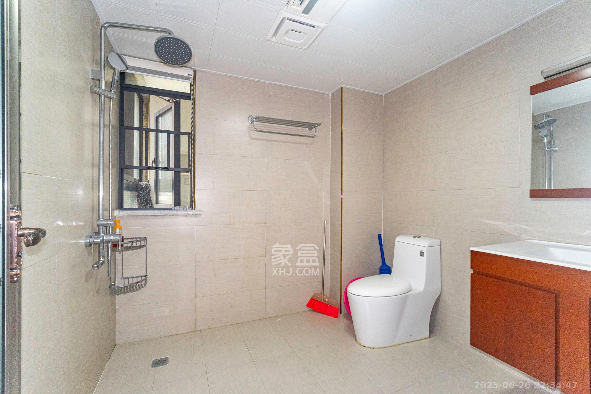 蓝山郡 3室2厅2卫 91.8万 蓝山郡 3室2厅2卫 91.8万卫生间