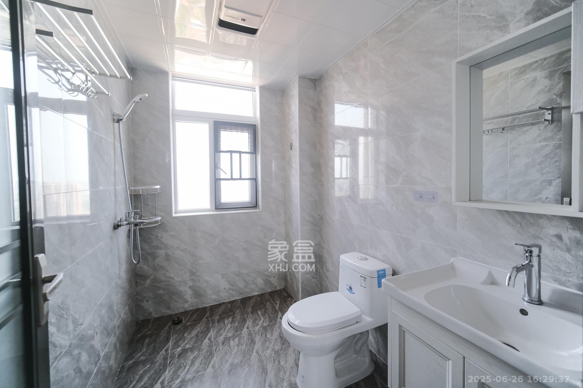 和悦城(蟠龙景苑)  3室2厅2卫    62.0万卫生间