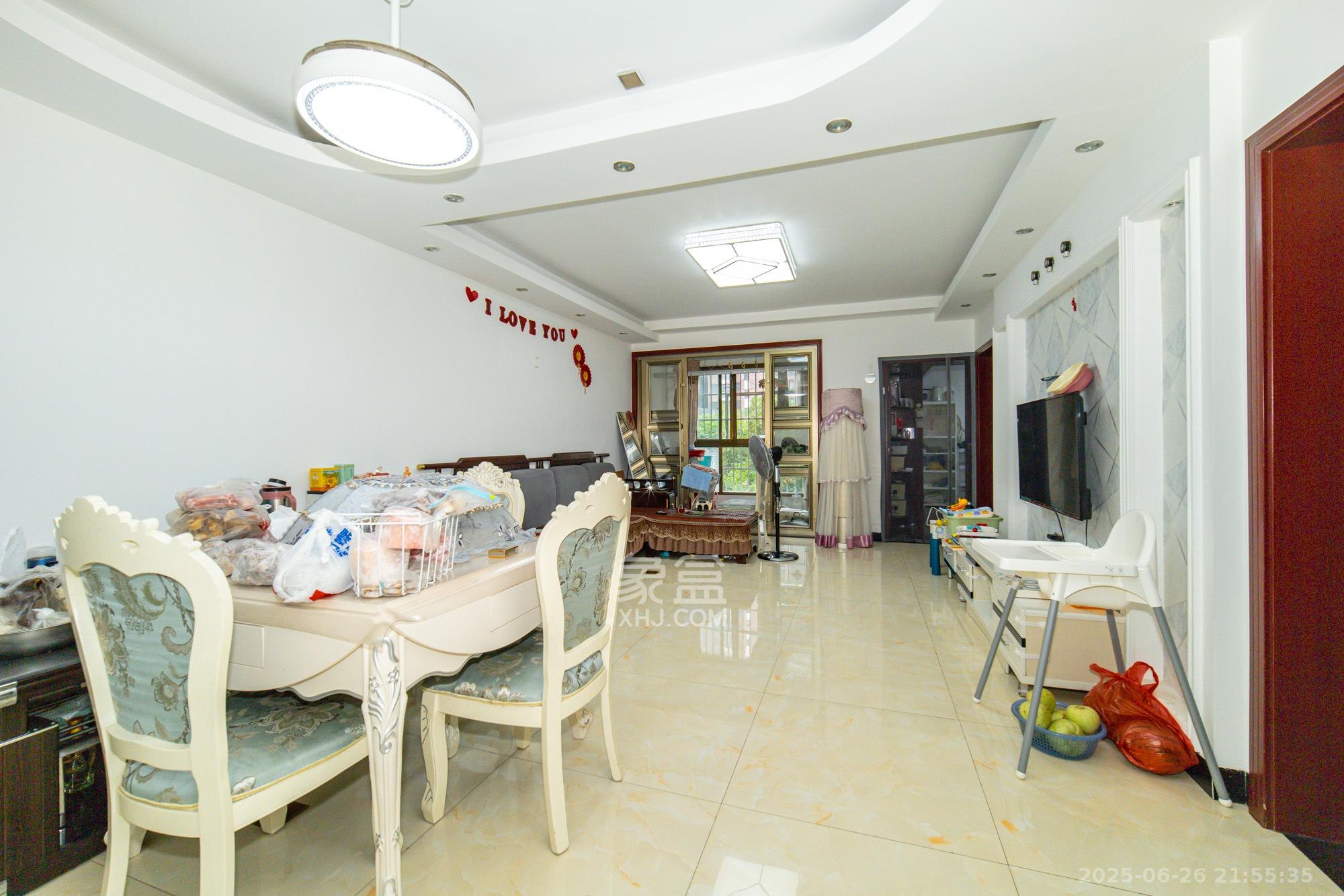 香槟小镇(香槟花苑) 3室2厅1卫 55.8万 香槟小镇(香槟花苑) 3室2厅1卫 55.8万客厅