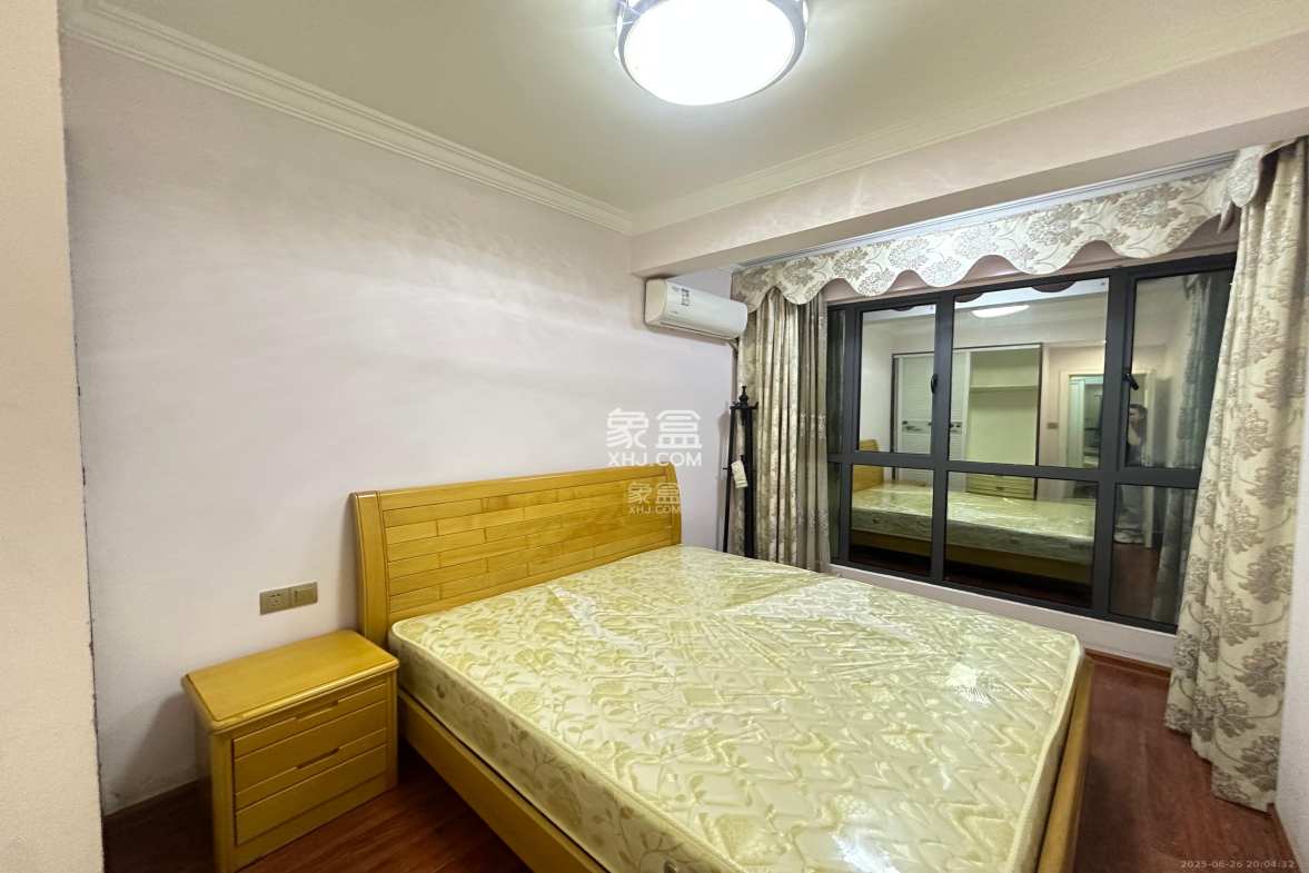 悦湖山 3室2厅2卫 2500.0元/月 悦湖山 3室2厅2卫 2500.0元/月室内图