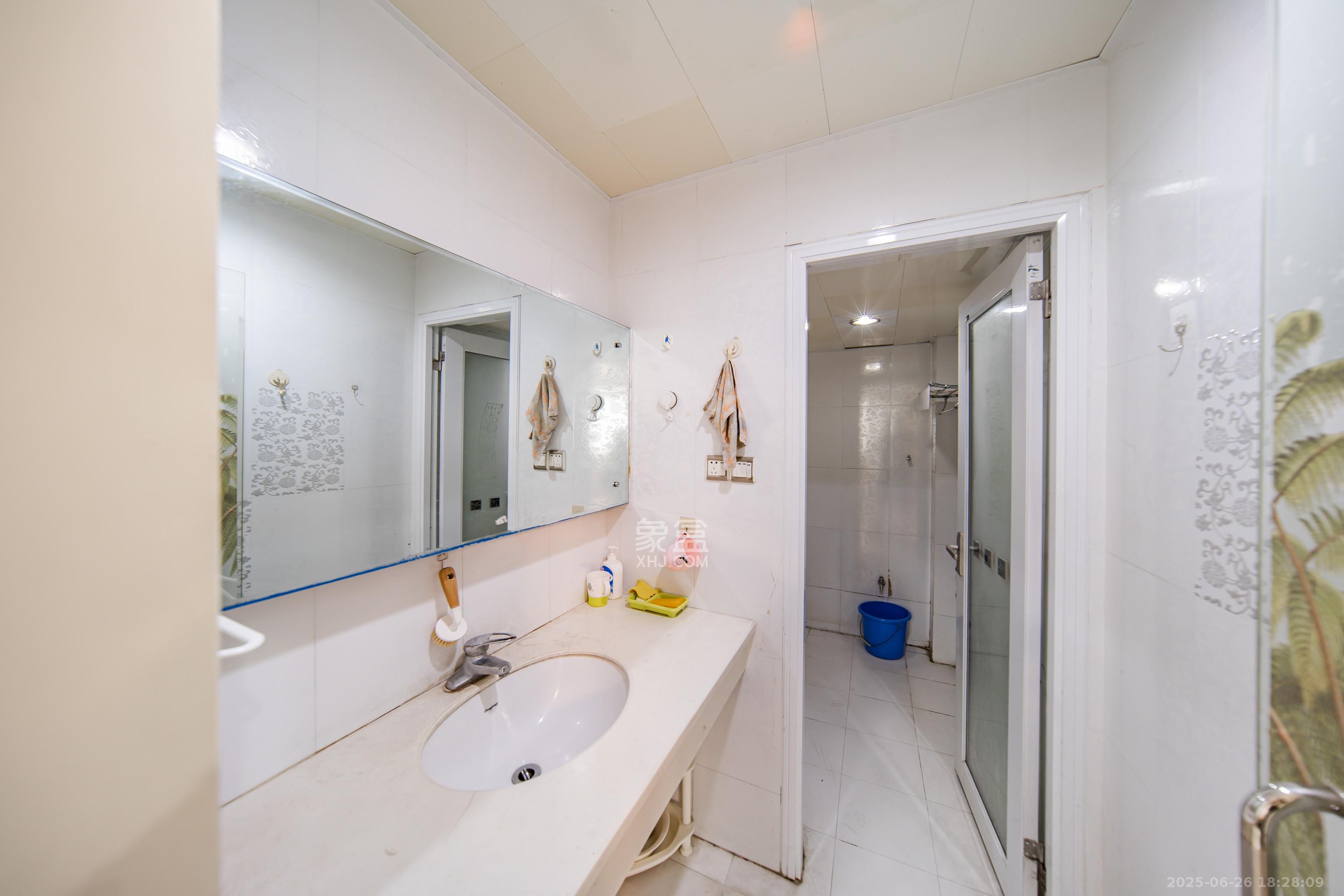 阳光100一期、四五期  4室2厅2卫    103.8万 阳光100一期、四五期  4室2厅2卫    103.8万卫生间