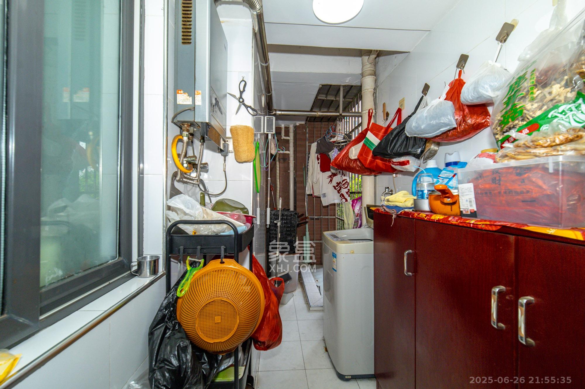 香槟小镇(香槟花苑) 3室2厅1卫 55.8万 香槟小镇(香槟花苑) 3室2厅1卫 55.8万阳台