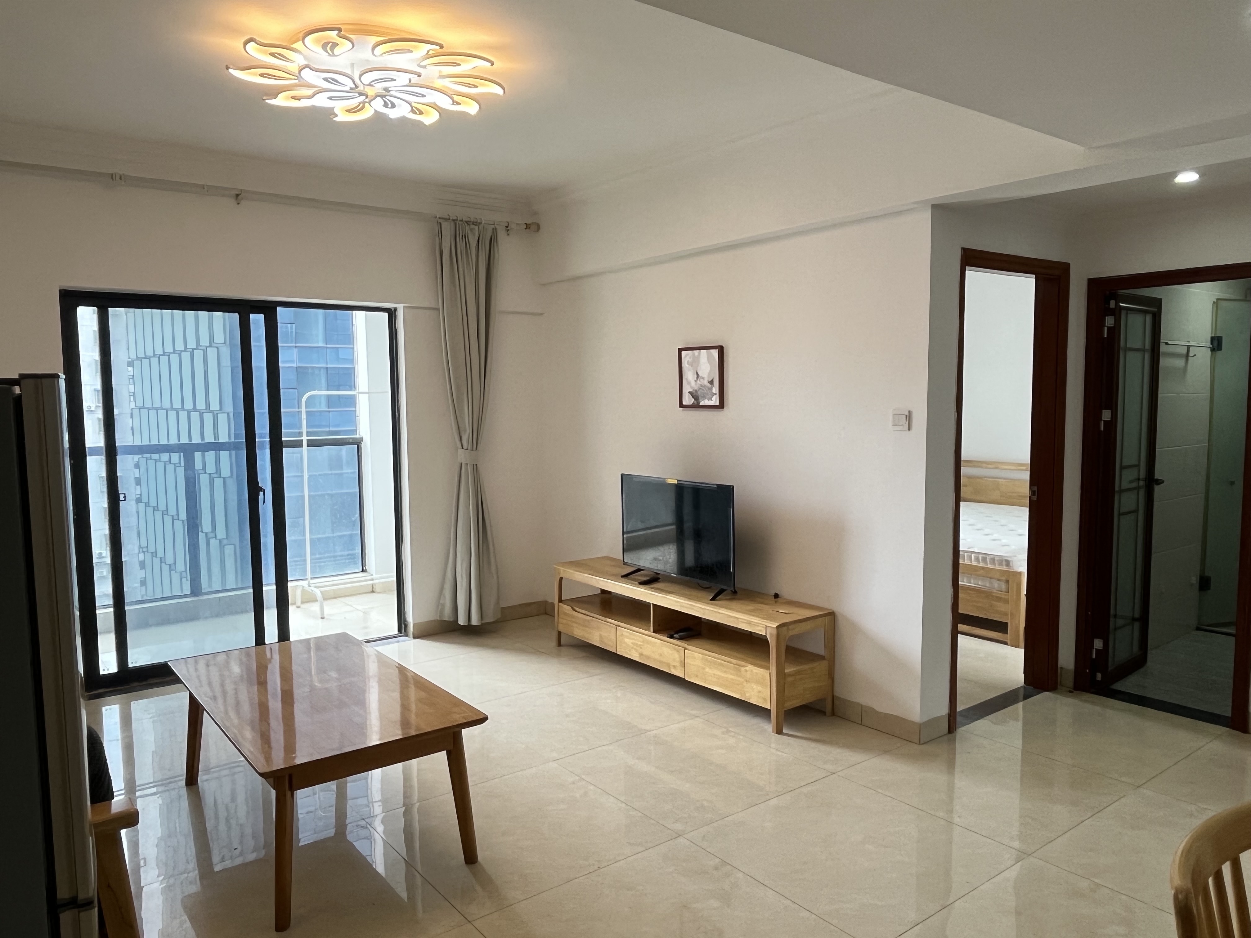 宇建国贸城  2室2厅1卫    123.0万 宇建国贸城  2室2厅1卫    123.0万客厅