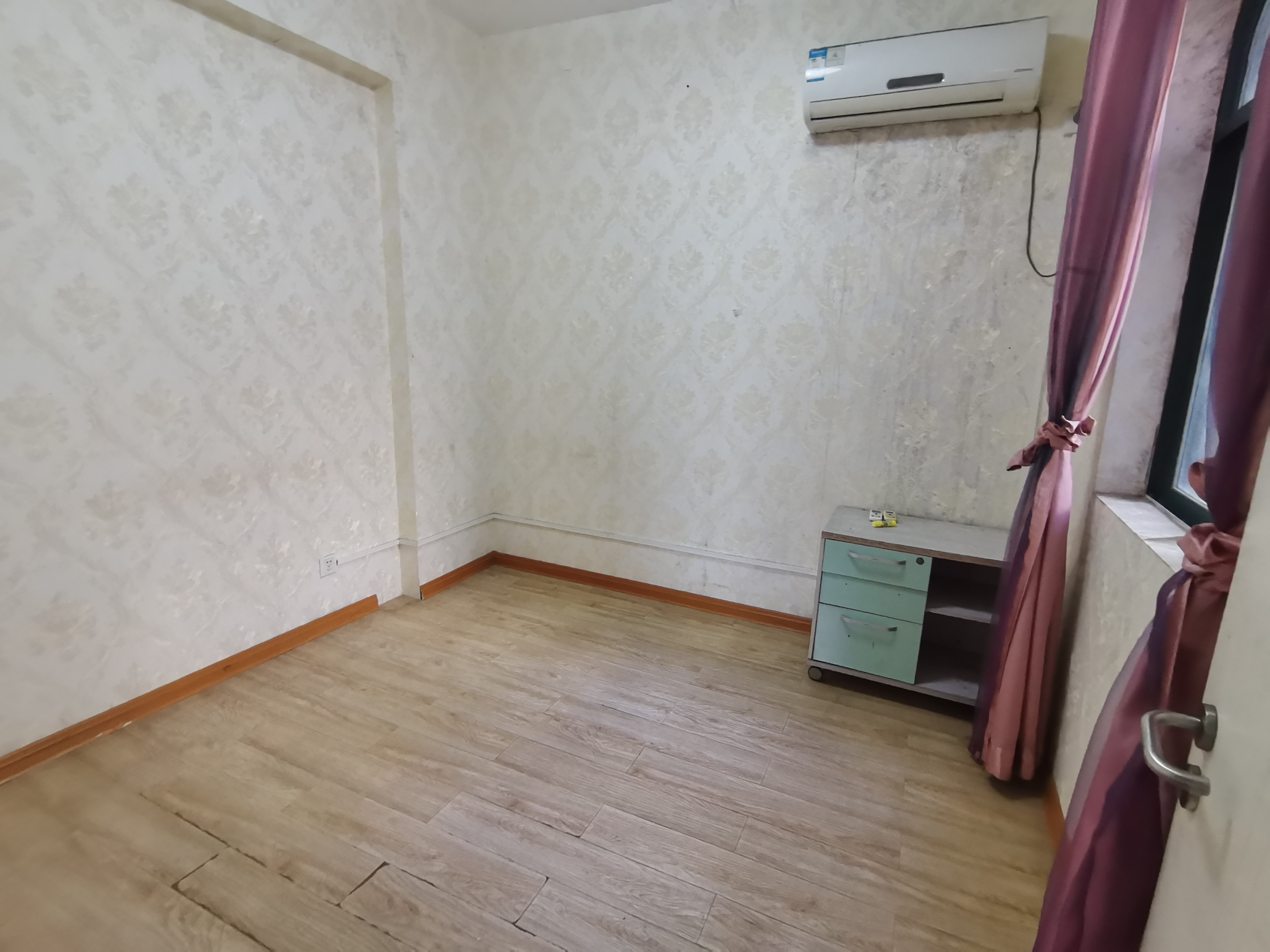 华荣府 3室2厅1卫 2500.0元/月 华荣府 3室2厅1卫 2500.0元/月室内图