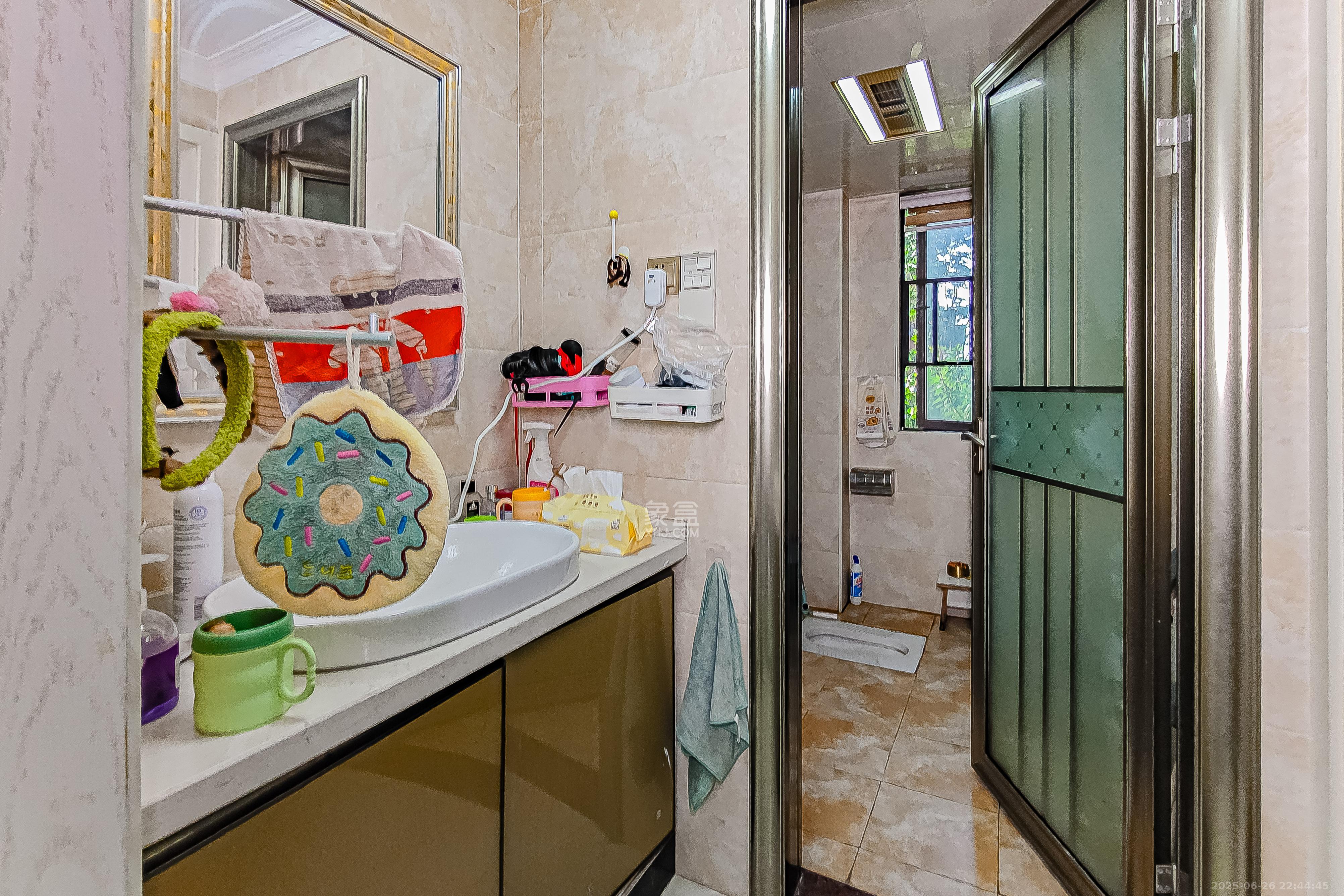 华润置地广场一期 3室2厅2卫 82.2万 华润置地广场一期 3室2厅2卫 82.2万卫生间