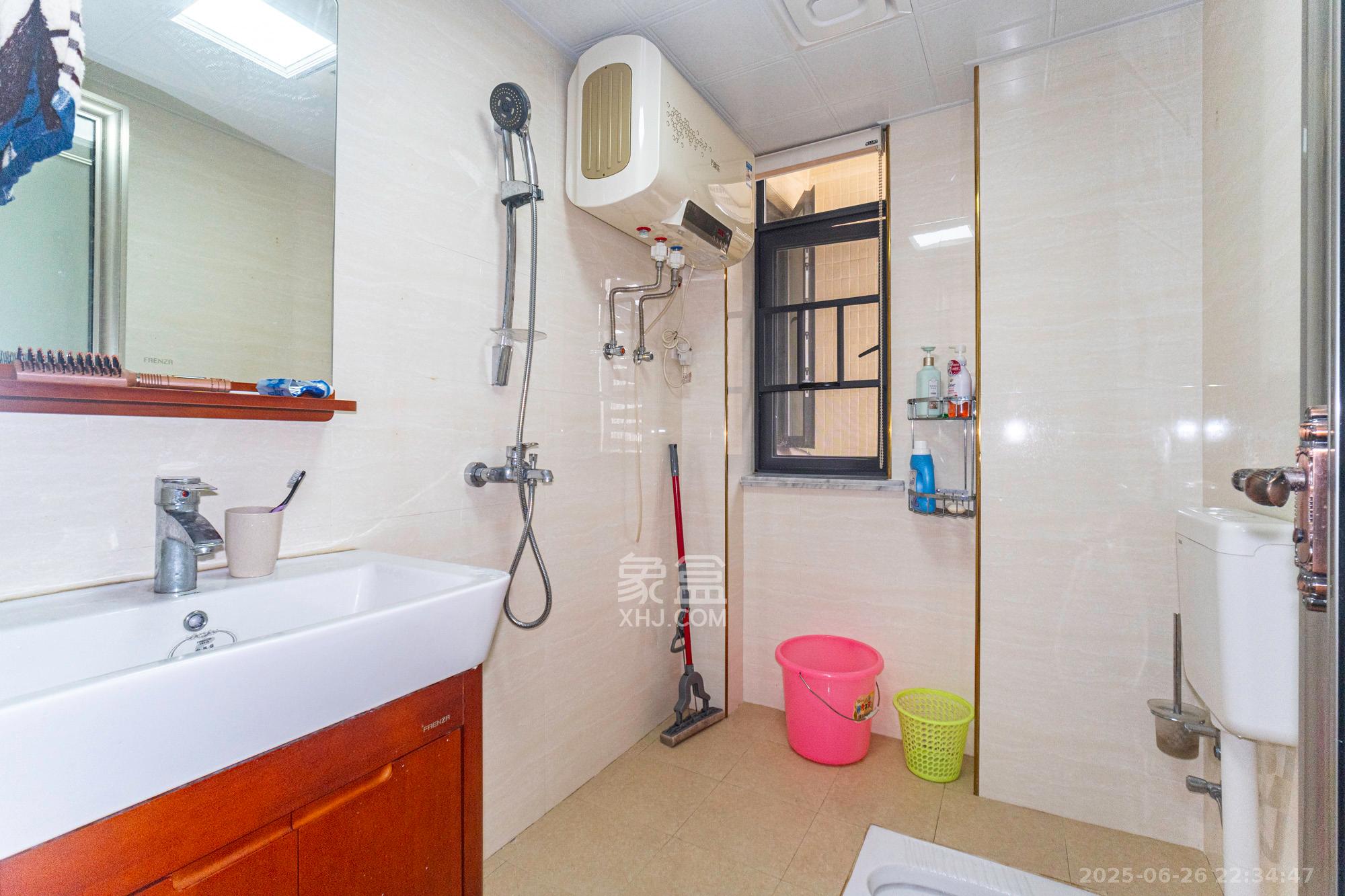 蓝山郡 3室2厅2卫 91.8万 蓝山郡 3室2厅2卫 91.8万卫生间