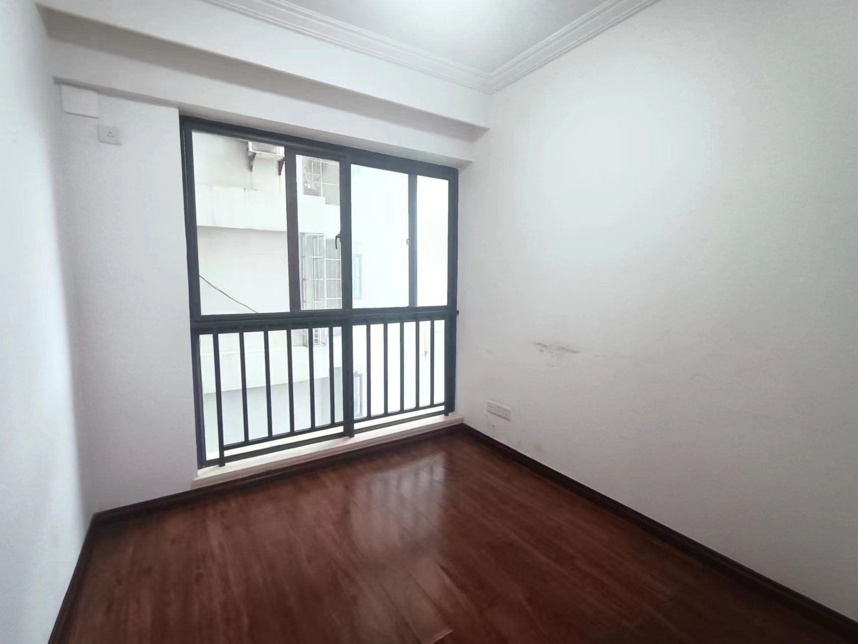 椰岛广场  3室2厅2卫    180.0万 椰岛广场  3室2厅2卫    180.0万客厅