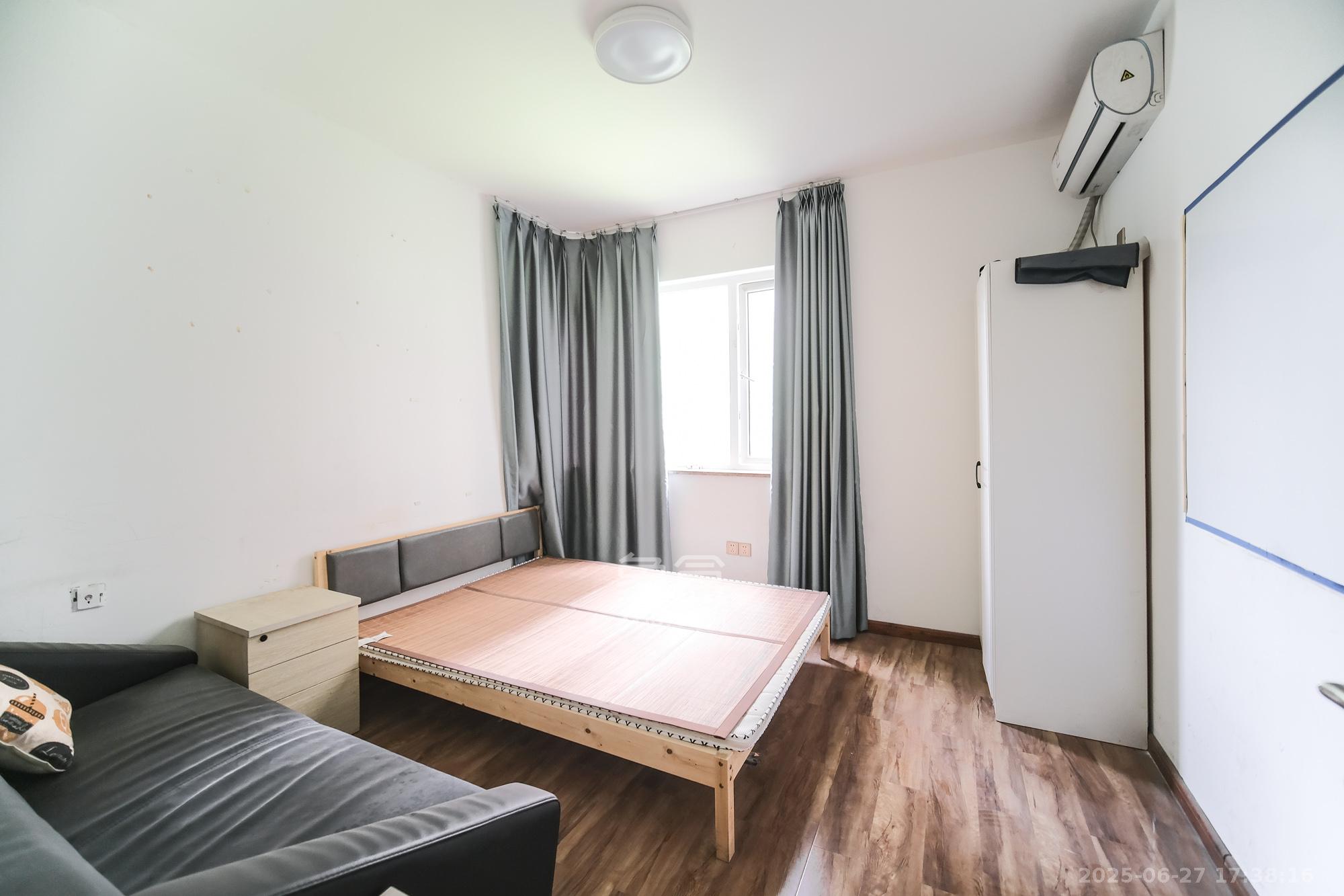 保利香槟国际 4室2厅2卫 87.8万 保利香槟国际 4室2厅2卫 87.8万卧室