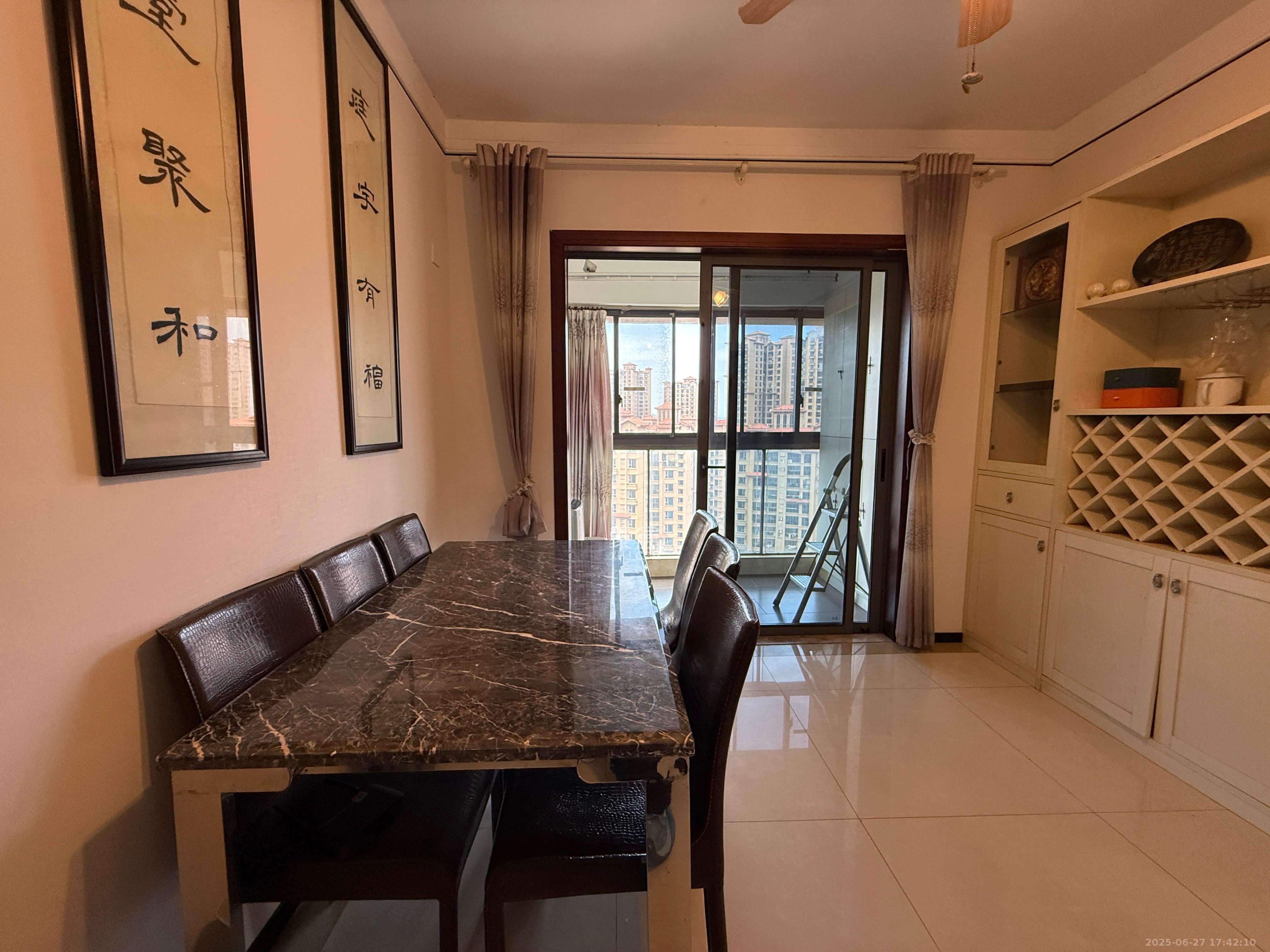 珠江花城三期锦鲤  1室2厅2卫    3000.0元/月 珠江花城三期锦鲤  1室2厅2卫    3000.0元/月室内图