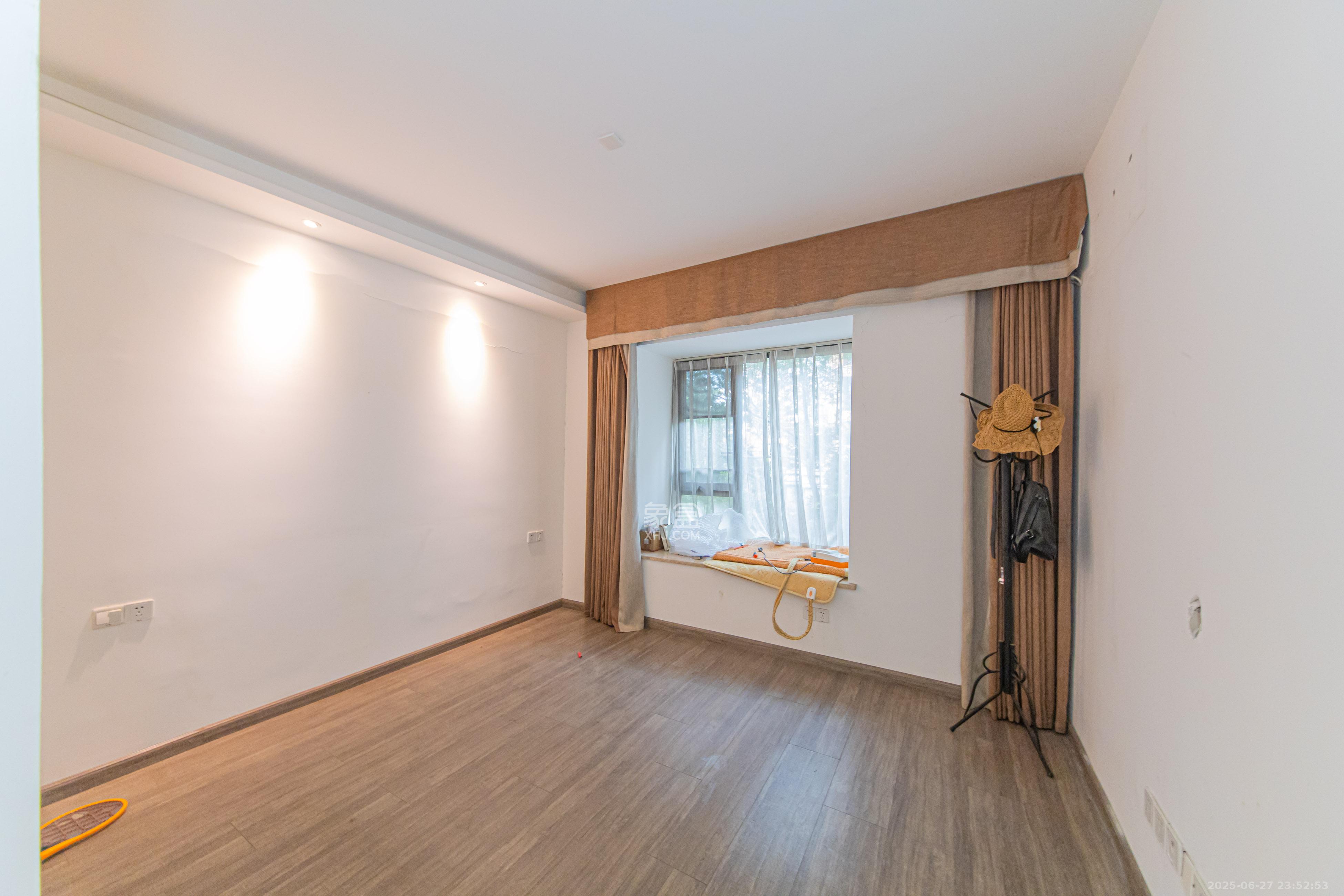 绿地公馆(绿地名邸)  4室2厅2卫    200.0万 绿地公馆(绿地名邸)  4室2厅2卫    200.0万卧室