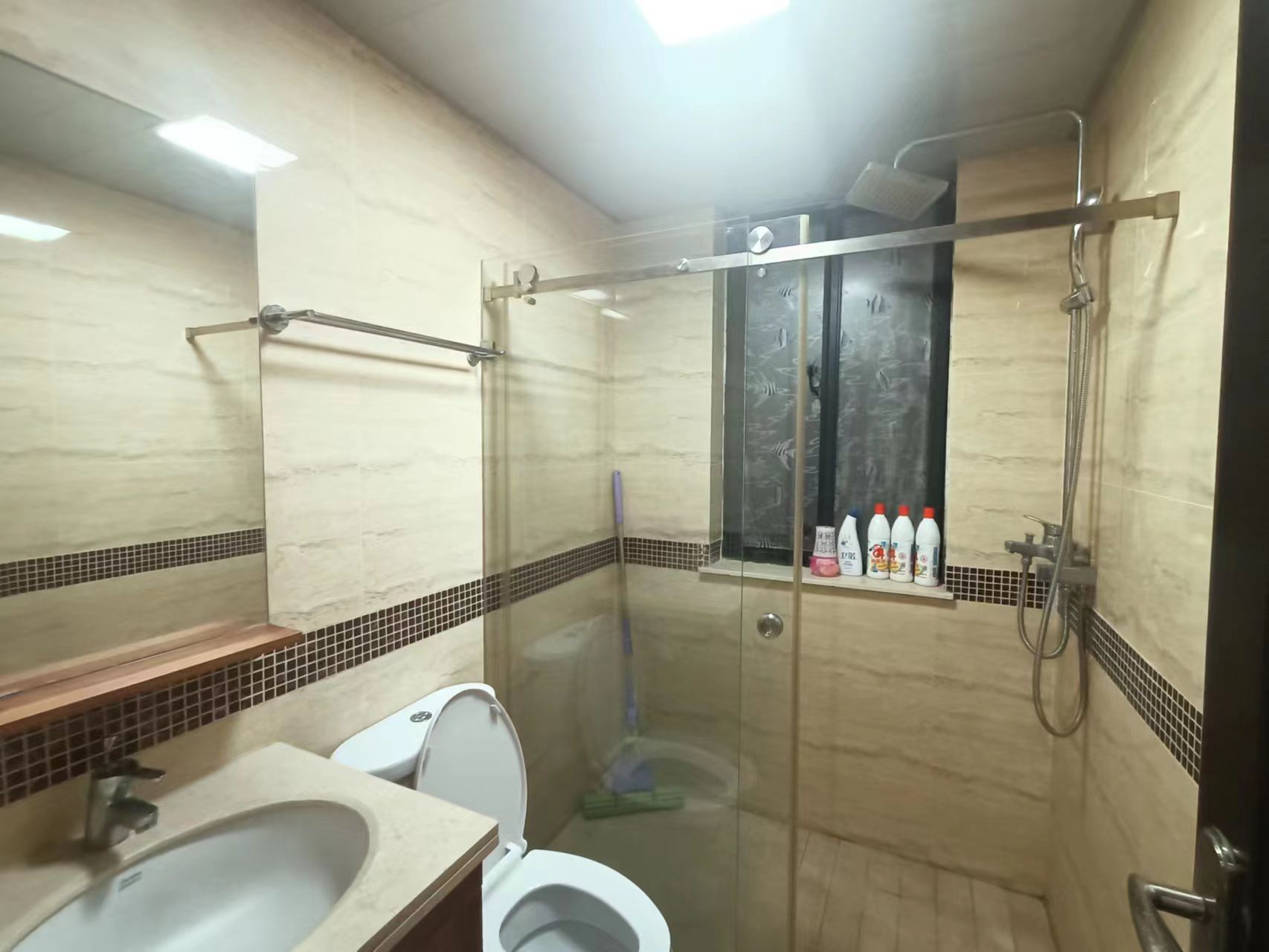 椰岛广场  3室2厅2卫    180.0万 椰岛广场  3室2厅2卫    180.0万客厅