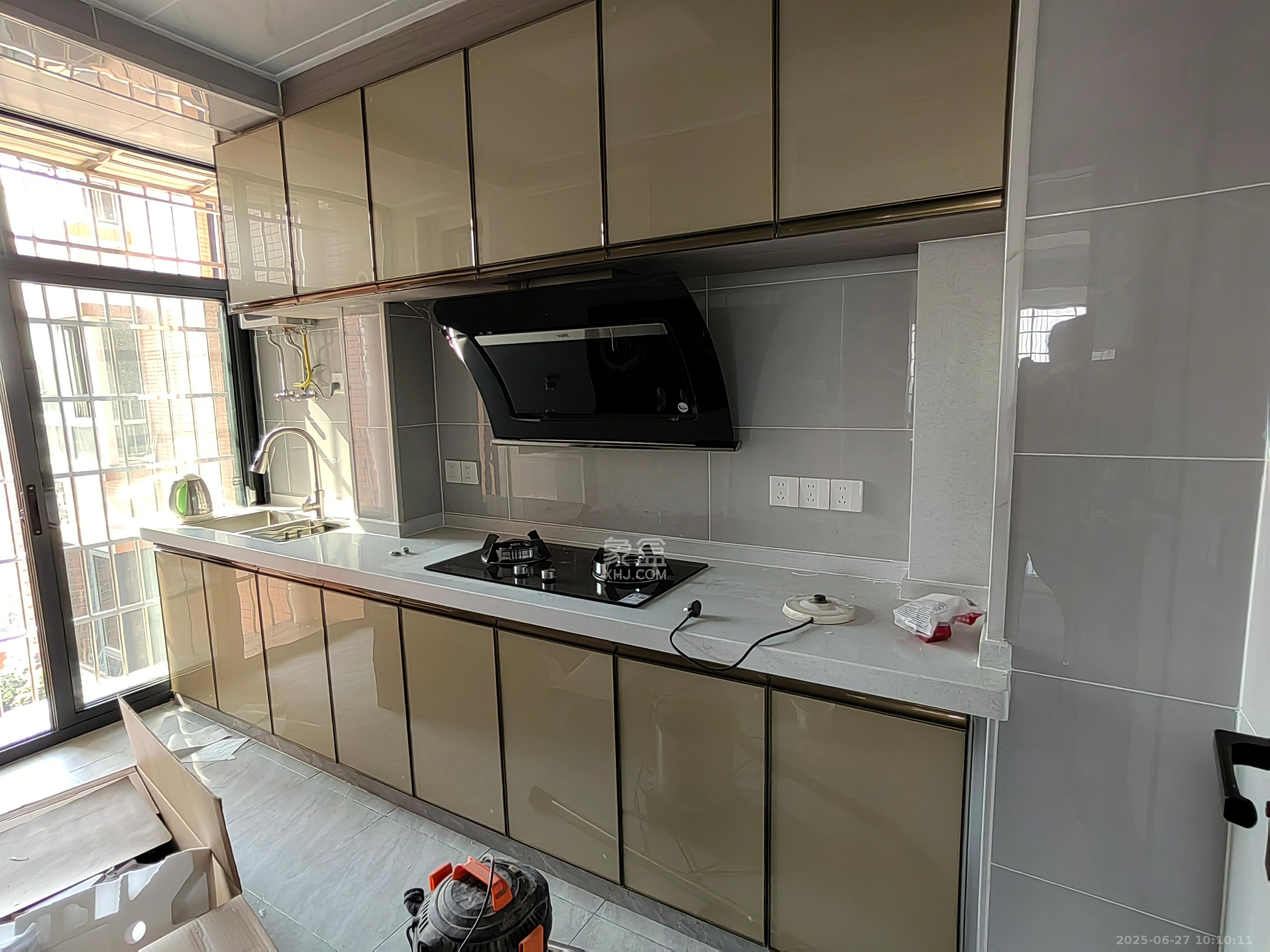 凯富南方鑫城  3室2厅1卫    2200.0元/月 凯富南方鑫城  3室2厅1卫    2200.0元/月室内图