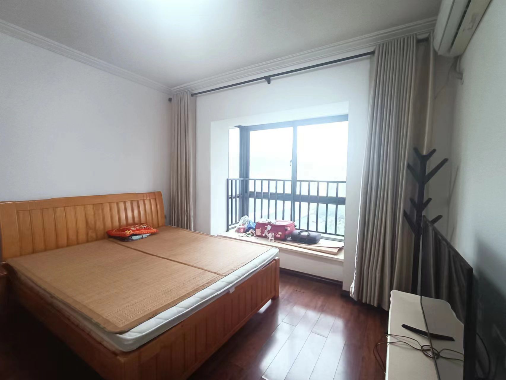 椰岛广场  3室2厅2卫    180.0万 椰岛广场  3室2厅2卫    180.0万客厅