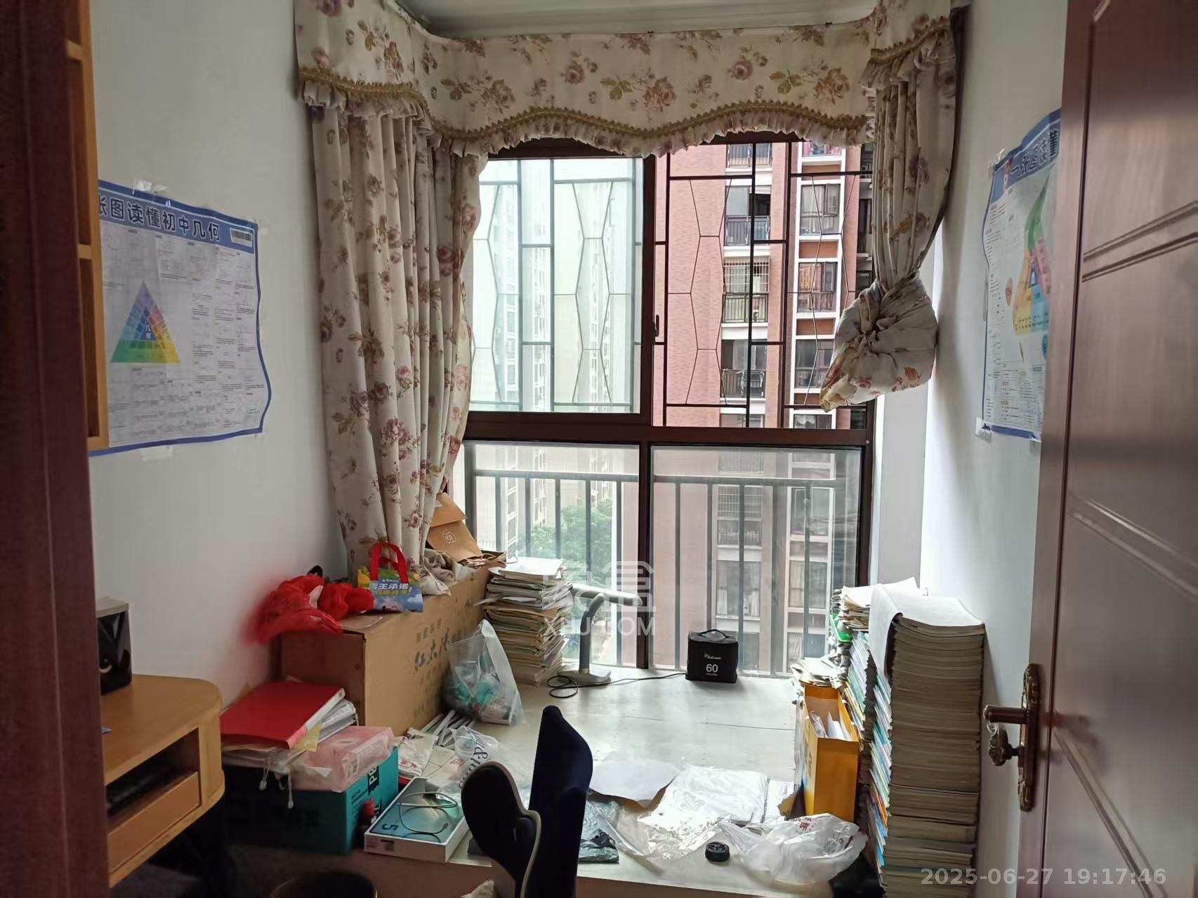 水岸世景  3室2厅1卫   1800.00元/月室内图