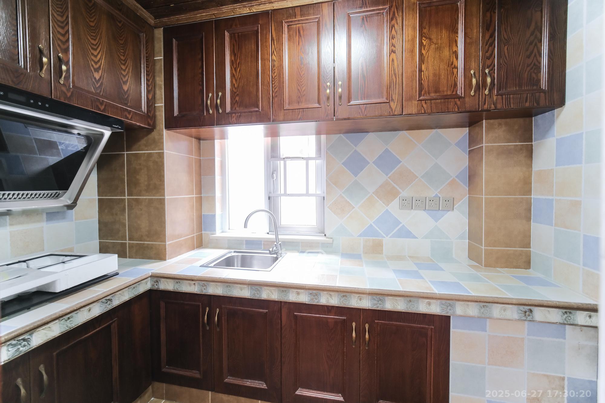 和悦城(蟠龙景苑) 3室2厅1卫 65.8万 和悦城(蟠龙景苑) 3室2厅1卫 65.8万厨房